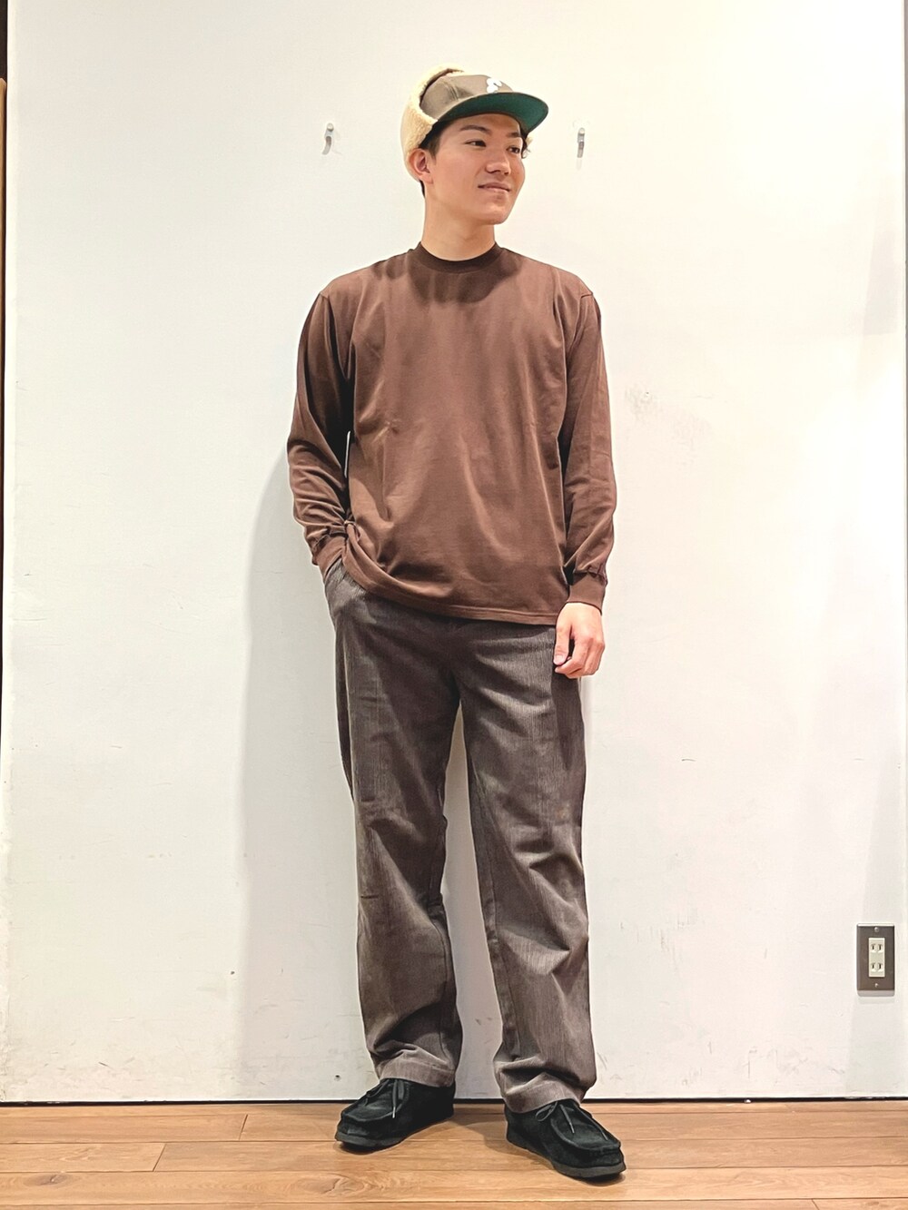 ベージュ系のその他トップス、ブラウン系のその他パンツ、ブラウン系のTシャツ/カットソーを着用したメンズの冬コーディネートの4枚目の写真