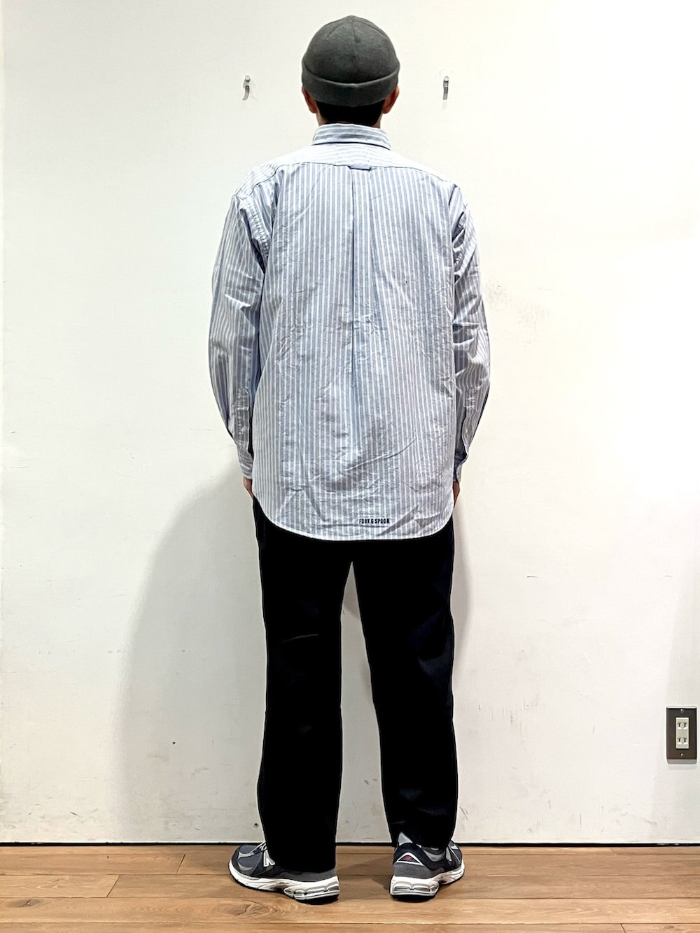 ブルー系のカーディガン/ボレロ、ブルー系のその他パンツ、ブルー系のシャツ/ブラウスを着用したメンズの秋コーディネートの6枚目の写真