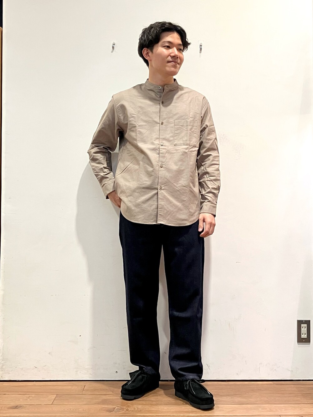 ブラウン系のカーディガン/ボレロ、グレー系のシャツ/ブラウス、ブルー系のデニムパンツを着用したメンズの秋コーディネートの4枚目の写真