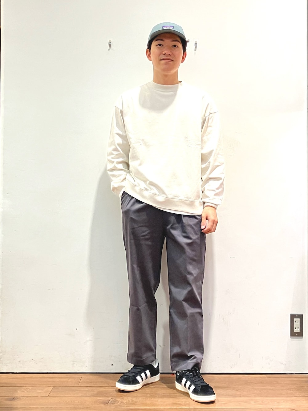 グリーン系のジャケット/アウター、ベージュ系のTシャツ/カットソー、ブラック系のスニーカーを着用したメンズの秋コーディネートの4枚目の写真