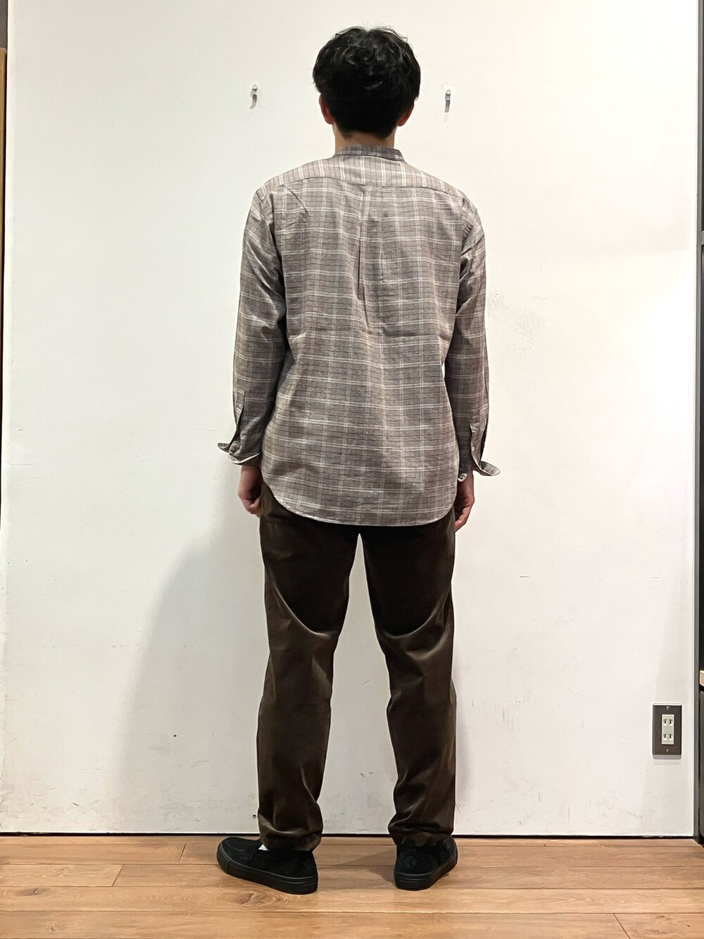 ブラック系のカーディガン/ボレロ、ブラウン系のシャツ/ブラウス、ブラック系のその他シューズを着用したメンズの秋コーディネートの4枚目の写真