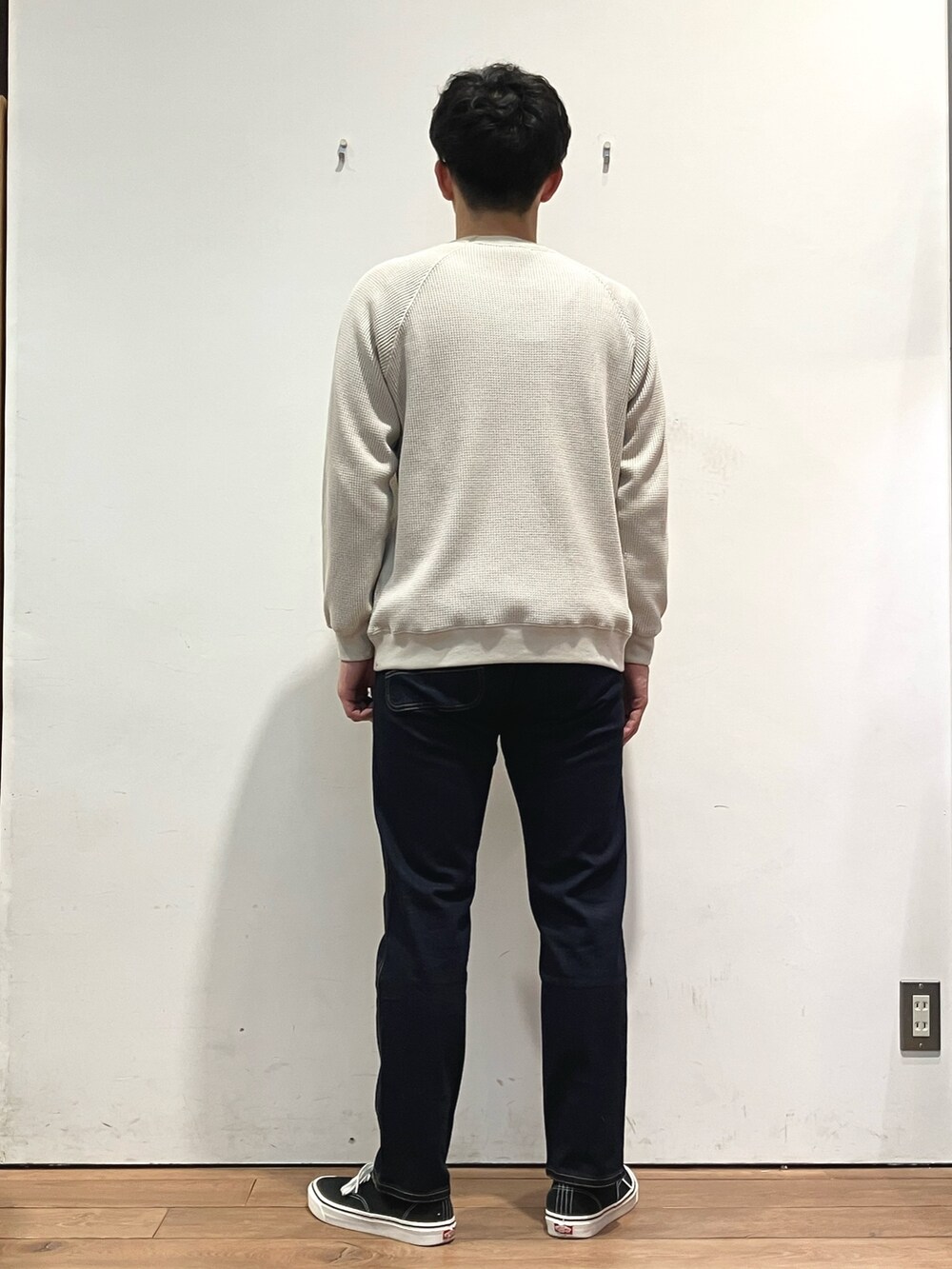 ブルー系のダウンジャケット/コート、ホワイト系のTシャツ/カットソー、ブルー系のその他パンツを着用したメンズの冬コーディネートの6枚目の写真