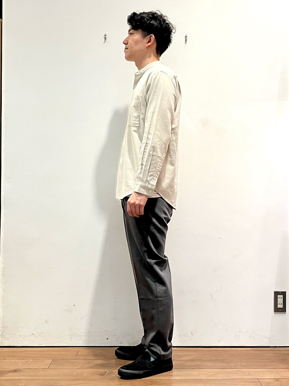 ブルー系のカーディガン/ボレロ、ホワイト系のシャツ/ブラウス、グレー系のその他パンツを着用したメンズの秋コーディネートの5枚目の写真