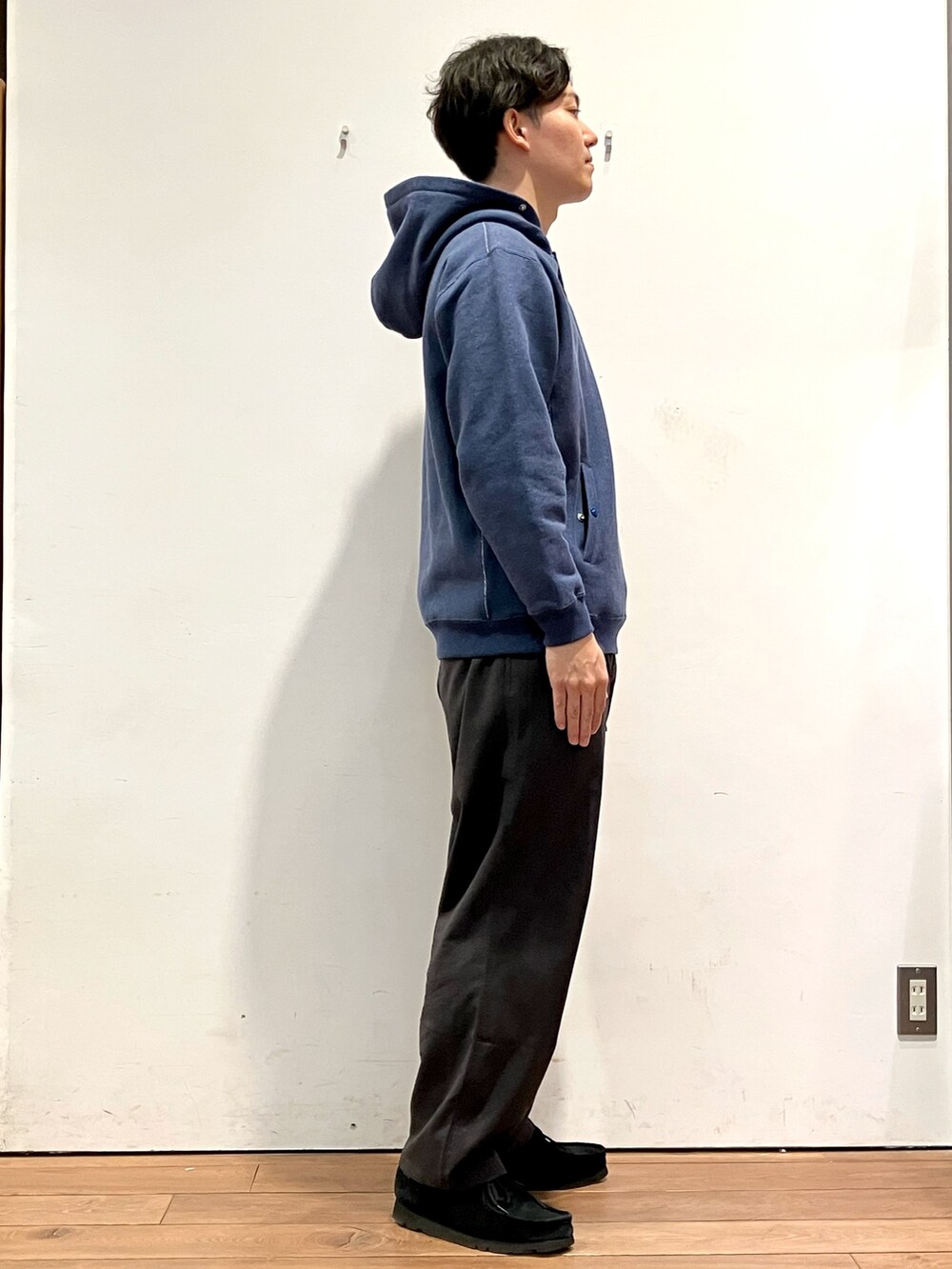 ブルー系のダウンジャケット/コート、ブルー系のパーカー、グレー系のパンツを着用したメンズの冬コーディネートの5枚目の写真