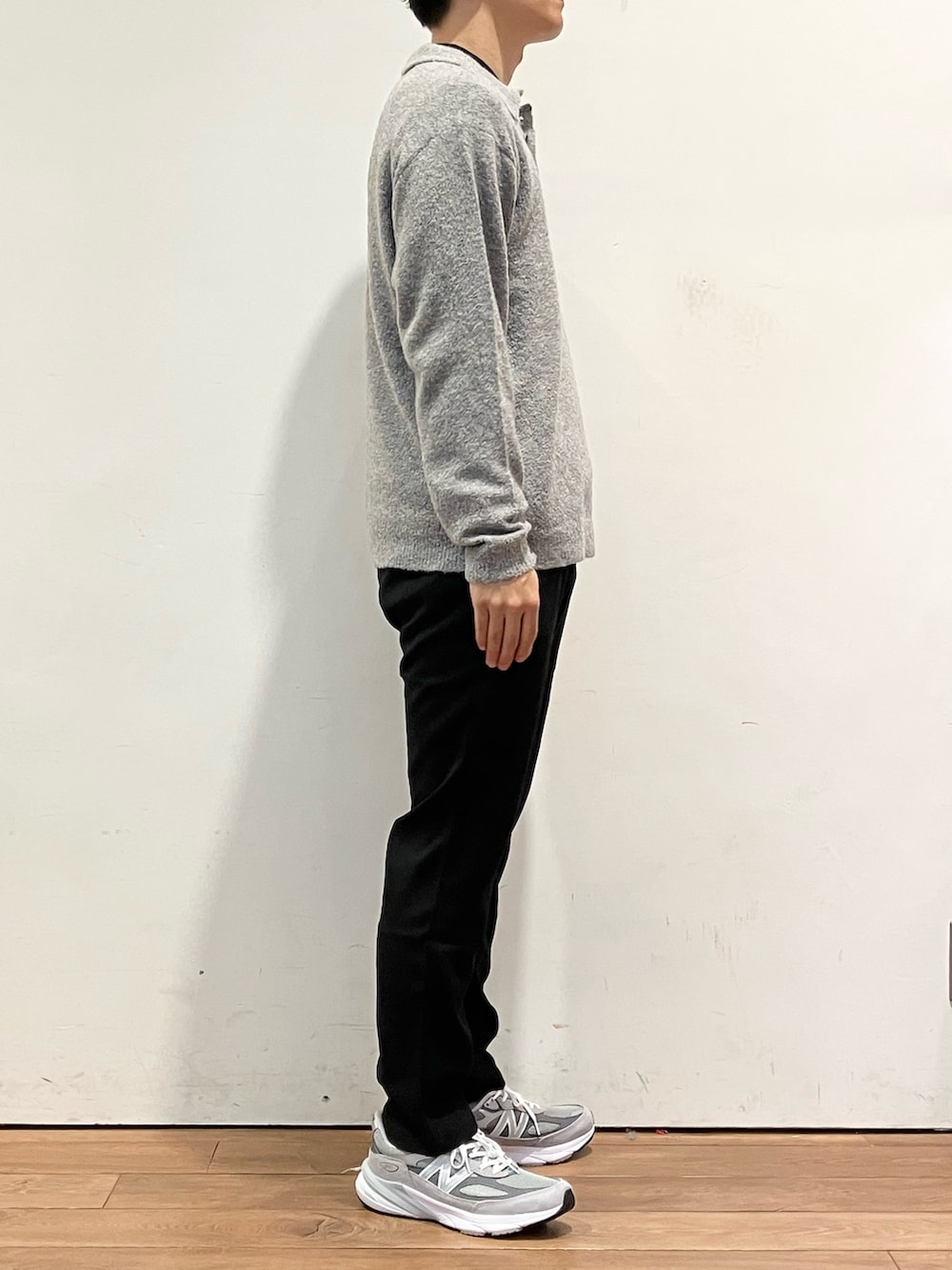 グレー系のポロシャツ、グレー系のスニーカー、ホワイト系のTシャツ/カットソーを着用したメンズの秋コーディネートの2枚目の写真