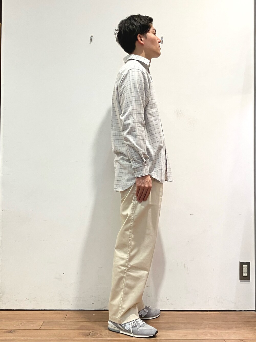 グリーン系のカーディガン/ボレロ、グレー系のシャツ/ブラウス、ホワイト系のチノパンツを着用したメンズの冬コーディネートの5枚目の写真