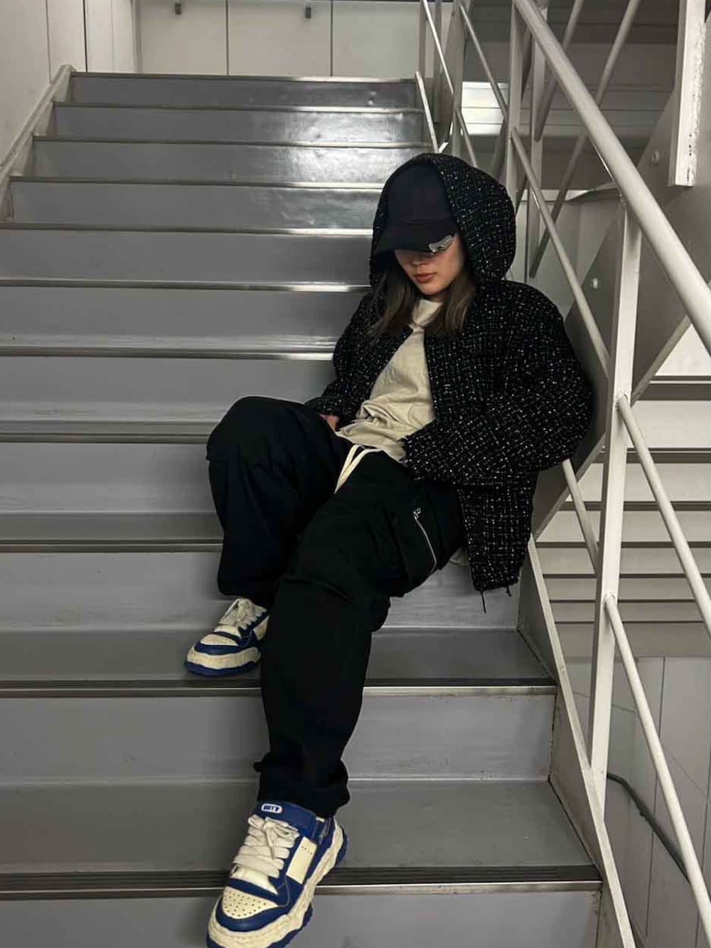 「ストリートコーデ、ANDRAP、innocence、MIHARAYASUHIRO」｜「ANDRAPの【ZOZOTOWN限定】ANDRAP/アンドラップ/ZIP CARGOPANTS/ジップカーゴパンツ（カーゴパンツ、ブラック系）」を使った、Yuiさん（レディース・158cm）の春コーディネートの2枚目の写真