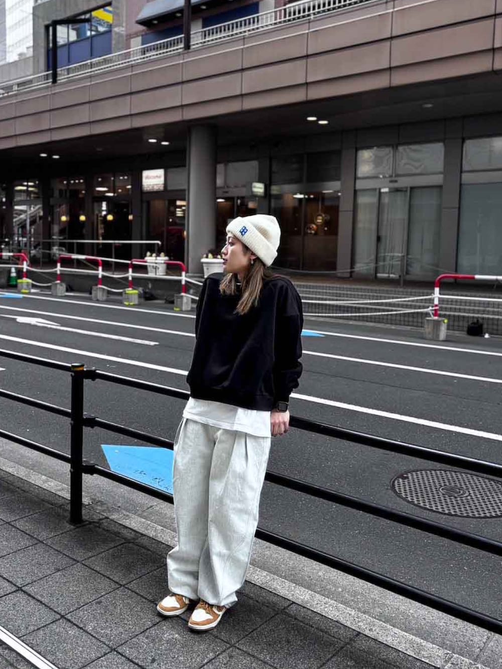 「デニムパンツ、デニムコーデ、メンズライク、ANDRAP、ADER error」｜「ADER errorのADER error/アーダーエラー/BEANIE（ニットキャップ/ビーニー、ホワイト系）」を使った、Yuiさん（レディース・158cm）の春コーディネートの2枚目の写真