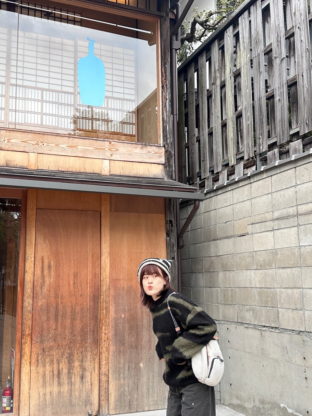 「お出かけコーデ、シンプル、スニーカー、高身長女子、秋冬コーデ、MIHARAYASUHIRO、ねこみみニット帽」｜「VAZARのアイテム（ニットキャップ/ビーニー、ブラック系）」を使った、TUANさん（レディース・170cm）の冬コーディネートの3枚目の写真