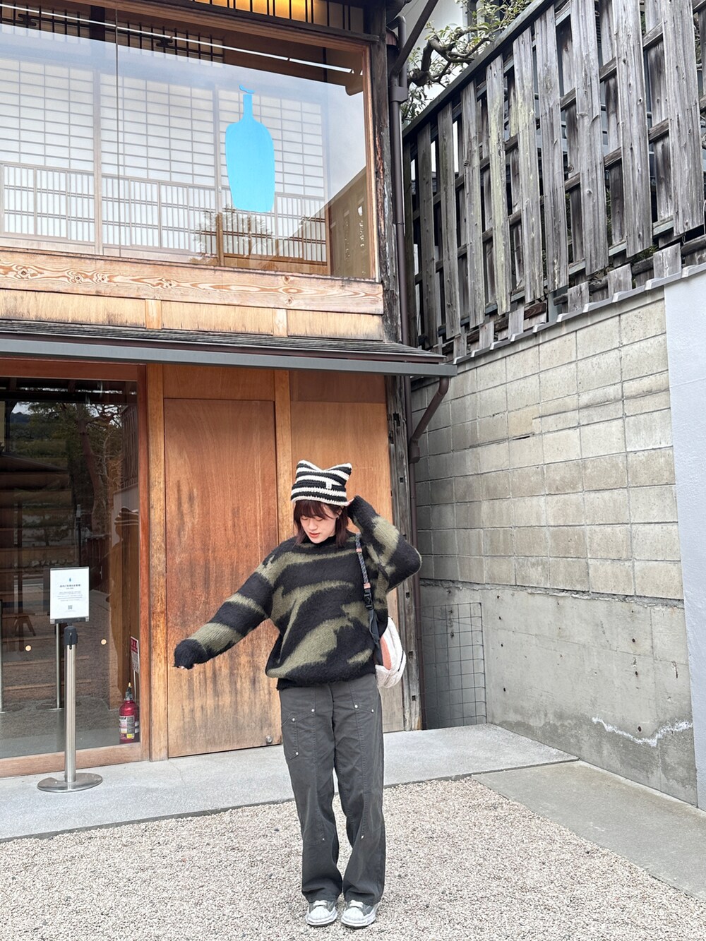 「お出かけコーデ、シンプル、スニーカー、高身長女子、秋冬コーデ、MIHARAYASUHIRO、ねこみみニット帽」｜「VAZARのアイテム（ニットキャップ/ビーニー、ブラック系）」を使った、TUANさん（レディース・170cm）の冬コーディネートの2枚目の写真