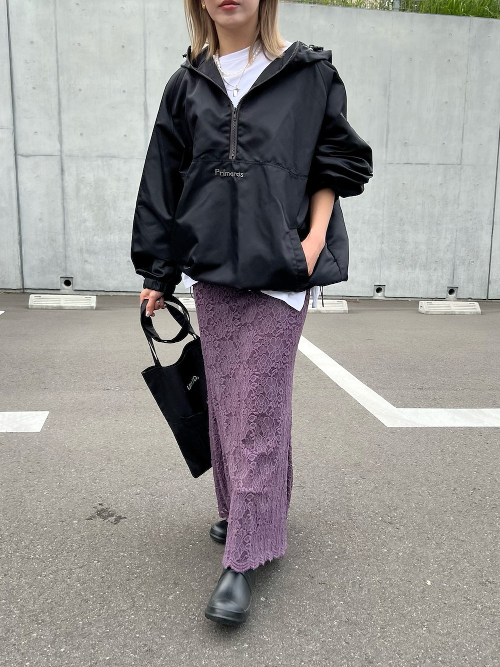 「FUDGEBOYのトラッドスタイル、Onitsuka Tiger、マウンテンパーカー、雨の日コーデ、カジュアルコーデ、スニーカーコーデ、厚底シューズ、モノトーン、大人カジュアル、アウトドアスタイル、UN3D.、スニーカー、primaras、レインブーツ、デニムっていいよね」｜「Onitsuka TigerのDENTIGRE LS（スニーカー、ホワイト系）」を使った、Rie_eさん（レディース・154cm）の春コーディネートの3枚目の写真