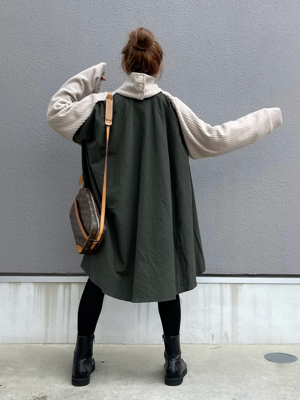 「ニット、ブーツ、ベージュ、冬コーデ、レイヤードスタイル、大人カジュアル、大人コーデ、冬、ハイネックニット、きれいめカジュアル、カジュアルコーデ、おだんごヘアー、ニット/セーター、LouisVuitton」｜「primarasのアイテム（ニット/セーター、ベージュ系）」を使った、Rie_eさん（レディース・154cm）の秋コーディネートの4枚目の写真