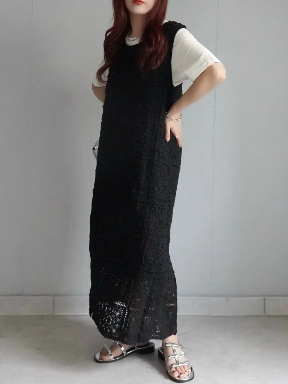 ブラック系のサンダル、ブラック系のワンピース、ブラック系のカーディガン/ボレロを着用したレディースの夏コーディネートの3枚目の写真