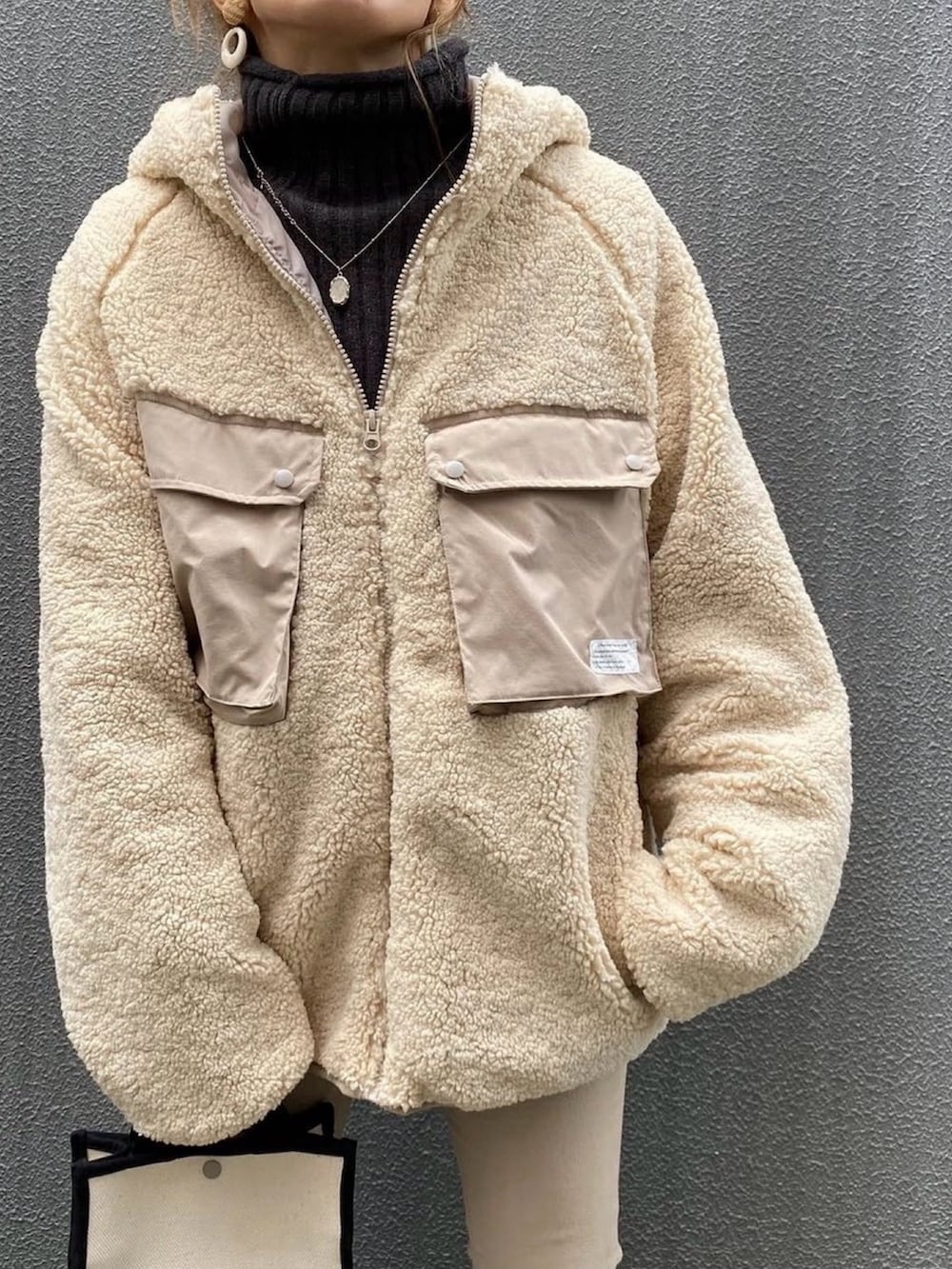 その他のブルゾンを着用したレディースの冬コーディネートの2枚目の写真