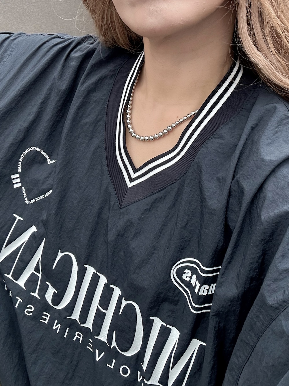 ブラック系のパーカー、ブラック系のデニムパンツ、ブラック系のボディバッグ/ウエストポーチを着用したレディースの秋コーディネートの4枚目の写真