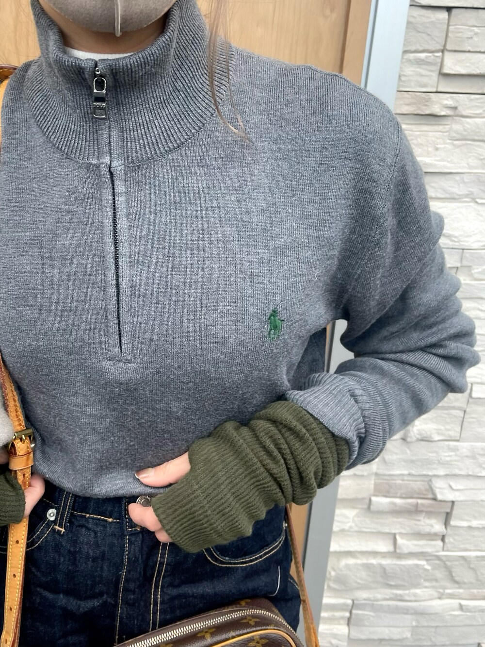 ホワイト系のスニーカー、グレー系のニット/セーター、グレー系のニット/セーターを着用したレディースの冬コーディネートの3枚目の写真