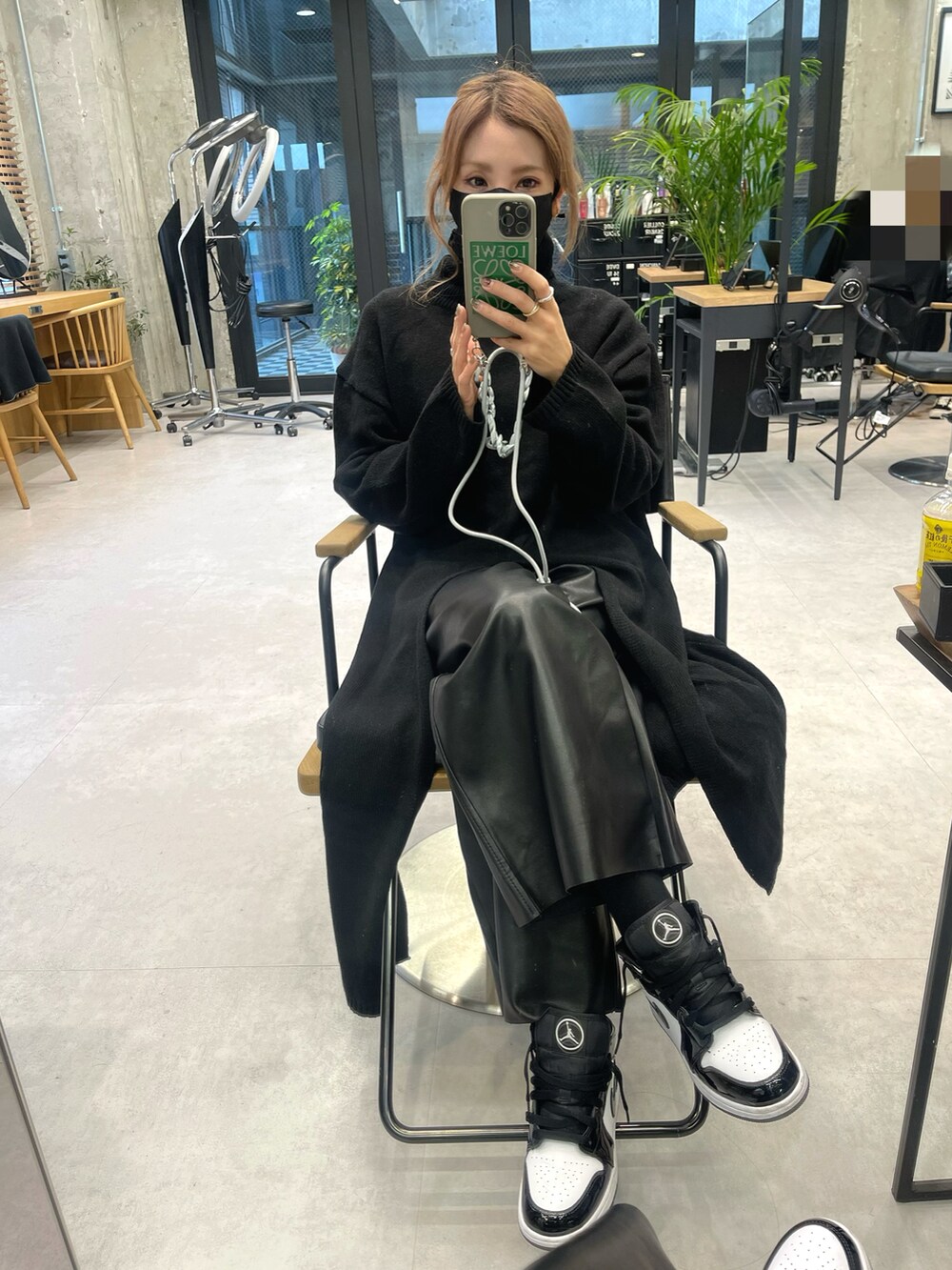 「NIKE、休日コーデ、パンツスタイル、レイヤードスタイル、ワンピーススタイル、スニーカーコーデ、スニーカー、スニーカー好きと繋がりたい、大人カジュアル、primaras、スニーカー女子、ボアベスト、モノトーン、Jordan、ナイキスニーカー」｜「primarasのアイテム（ワンピース、ブラック系）」を使った、Rie_eさん（レディース・154cm）の冬コーディネートの2枚目の写真