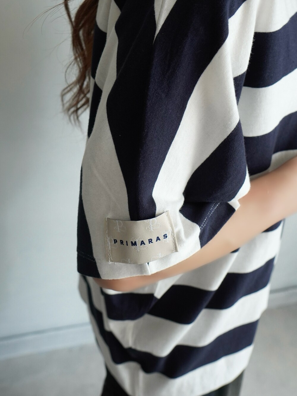 ブルー系のデニムパンツ、シルバー系のスニーカー、ブルー系のTシャツ/カットソーを着用したレディースの夏コーディネートの3枚目の写真