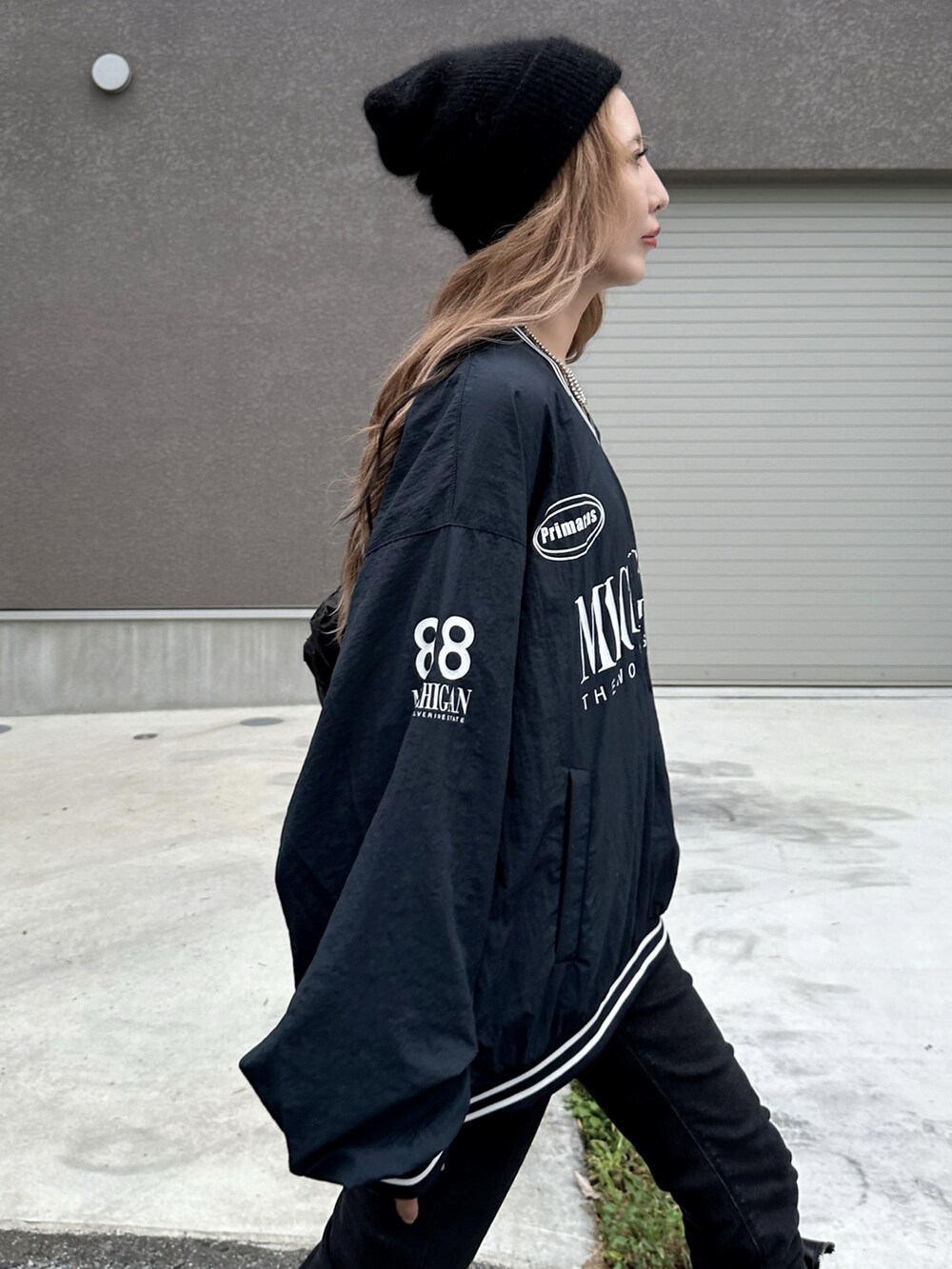 ブラック系のパーカー、ブラック系のデニムパンツ、ブラック系のボディバッグ/ウエストポーチを着用したレディースの秋コーディネートの5枚目の写真