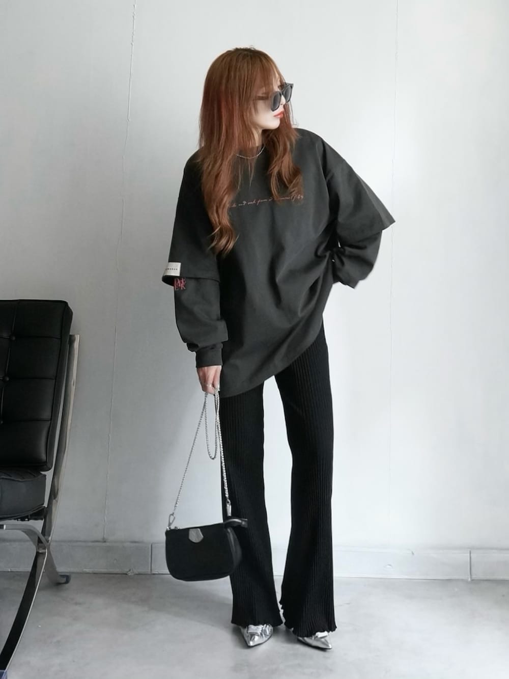 「レイヤード、レイヤードトップス、春服みてみて、春服コーデ、ストリートコーデ、ストリートMIX、カジュアルストリート、ストリート女子、ユニセックス、オーバーサイズ、ビッグシルエット、メガネ女子、スニーカーサンダル、シルバーシューズ、サングラス」｜「primarasのアイテム（Tシャツ/カットソー、グレー系）」を使った、Rie_eさん（レディース・154cm）の春コーディネートの5枚目の写真