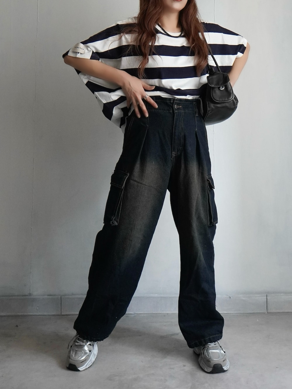 ブルー系のデニムパンツ、シルバー系のスニーカー、ブルー系のTシャツ/カットソーを着用したレディースの夏コーディネートの2枚目の写真