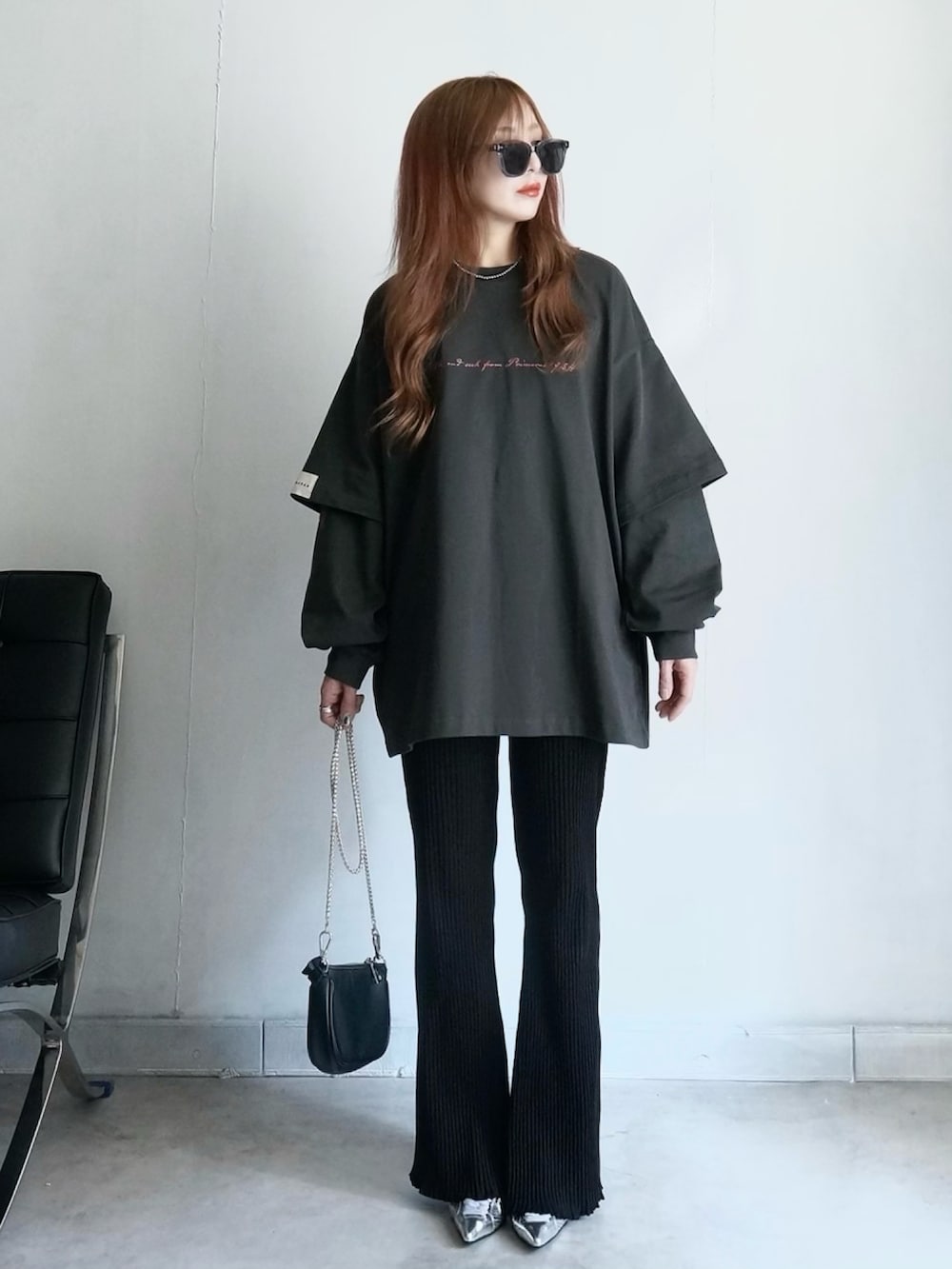 「レイヤード、レイヤードトップス、春服みてみて、春服コーデ、ストリートコーデ、ストリートMIX、カジュアルストリート、ストリート女子、ユニセックス、オーバーサイズ、ビッグシルエット、メガネ女子、スニーカーサンダル、シルバーシューズ、サングラス」｜「primarasのアイテム（Tシャツ/カットソー、グレー系）」を使った、Rie_eさん（レディース・154cm）の春コーディネートの3枚目の写真