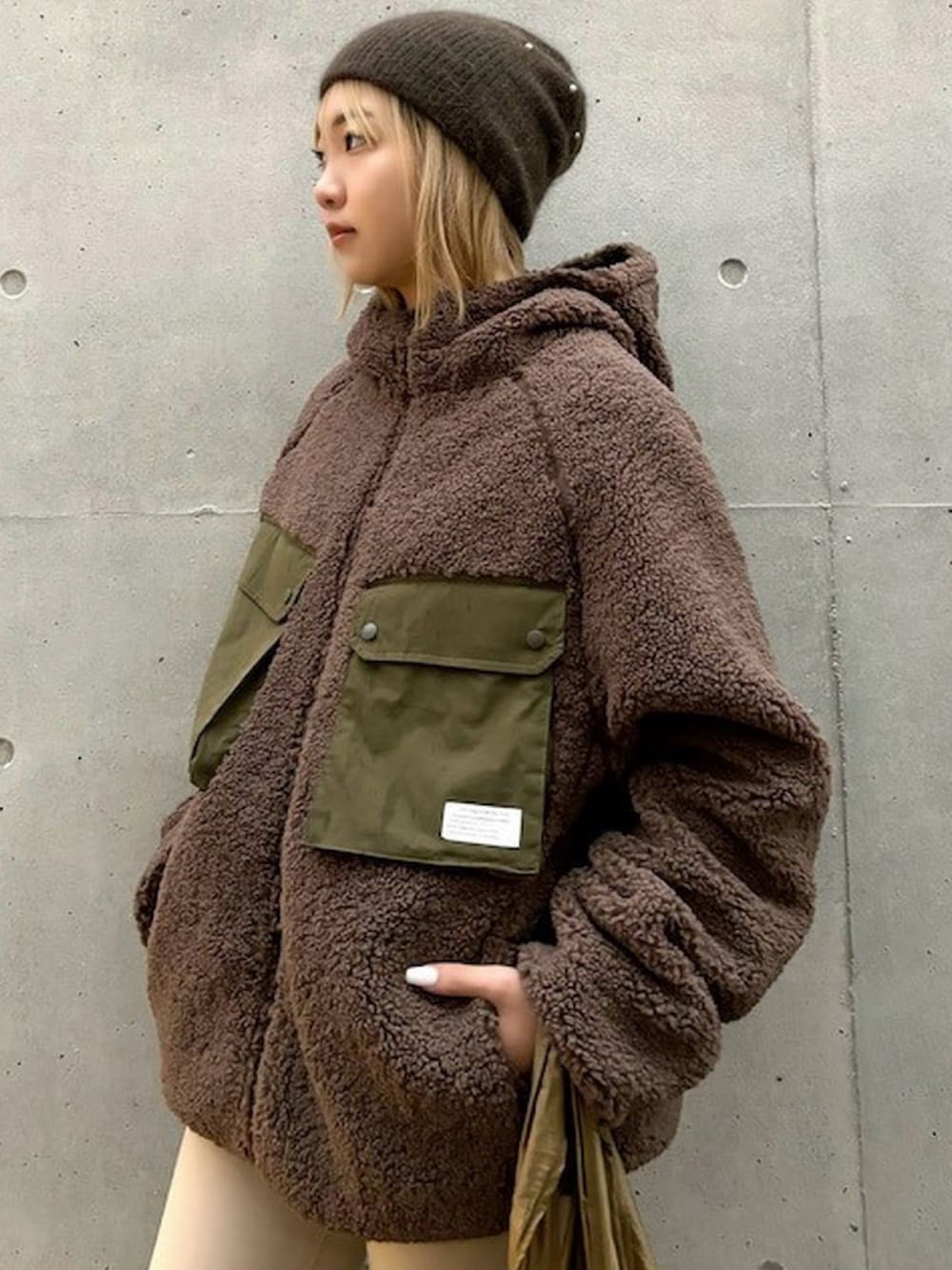 その他のブルゾンを着用したレディースの冬コーディネートの3枚目の写真