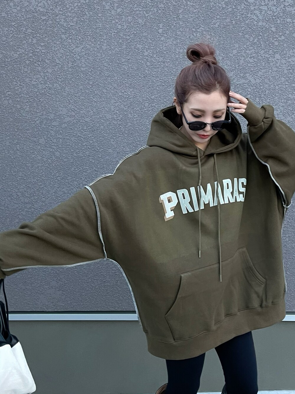 ブラック系のパーカー、ブラック系のその他パンツ、ブラック系のブーツを着用したレディースの秋コーディネートの2枚目の写真