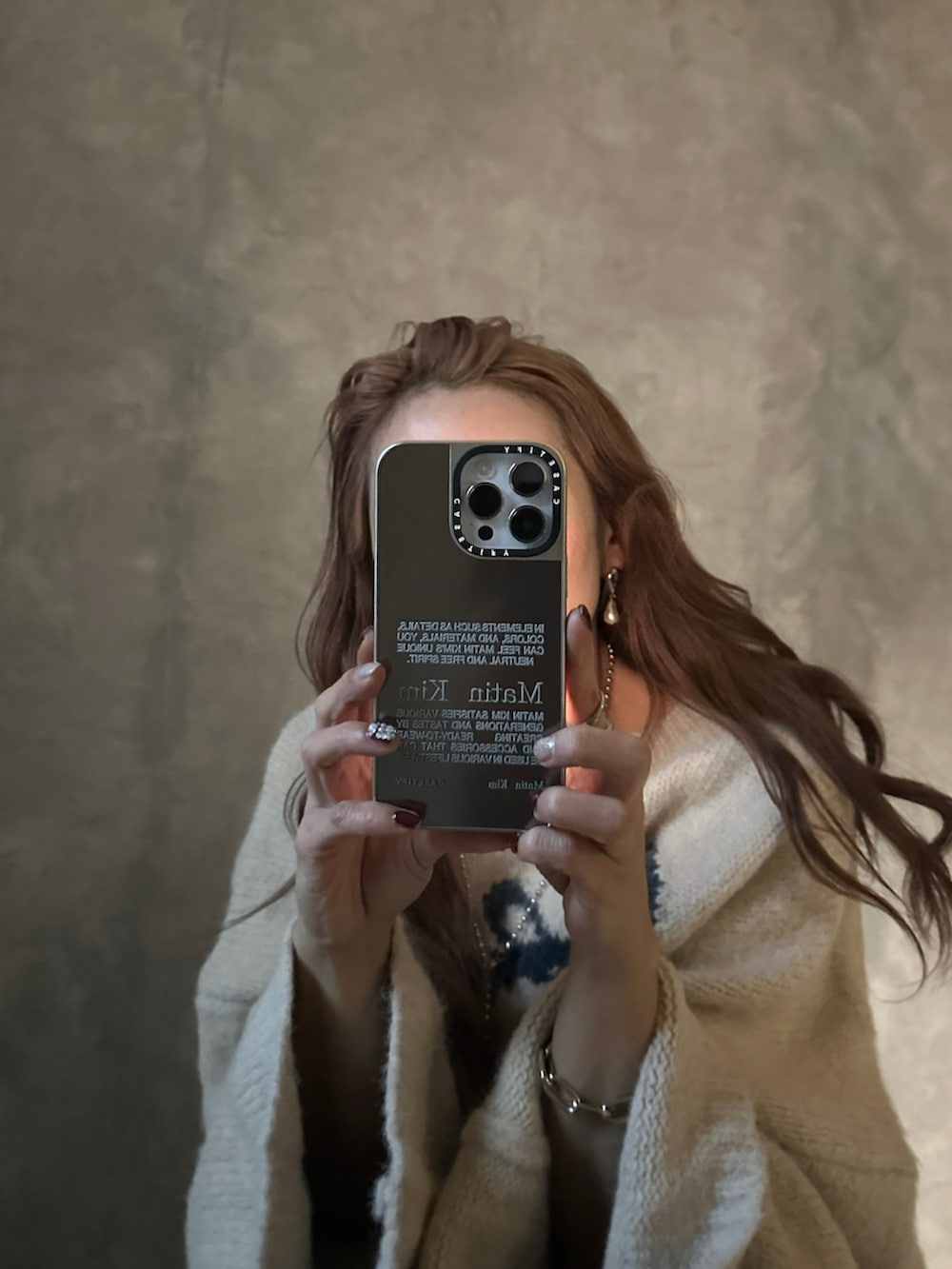 ブラック系のダウンベスト、ブラック系のTシャツ/カットソー、グレー系のセットアップを着用したレディースの冬コーディネートの5枚目の写真