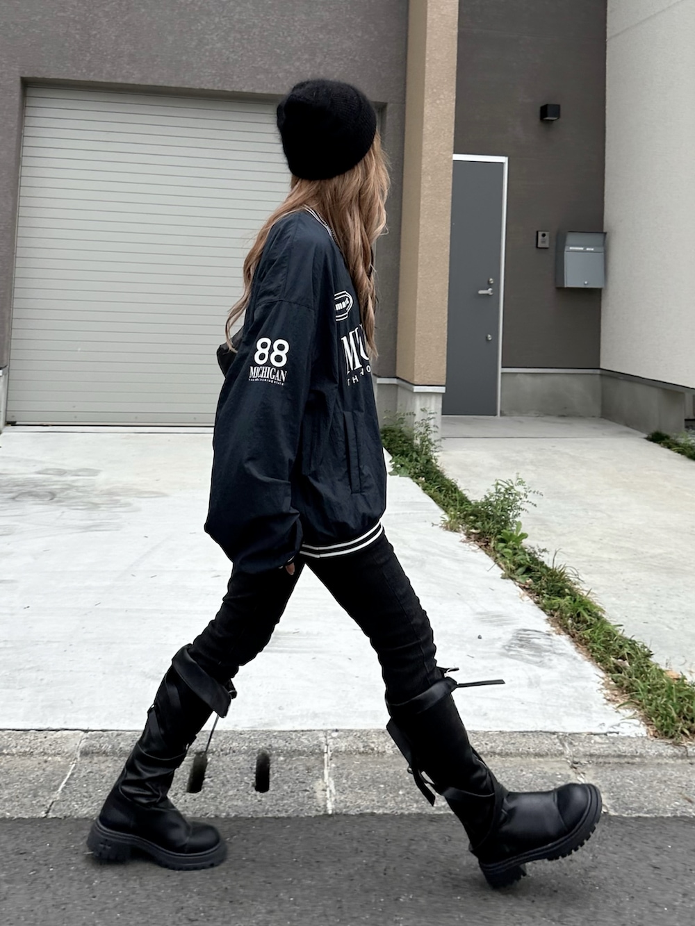 ブラック系のパーカー、ブラック系のデニムパンツ、ブラック系のボディバッグ/ウエストポーチを着用したレディースの秋コーディネートの2枚目の写真