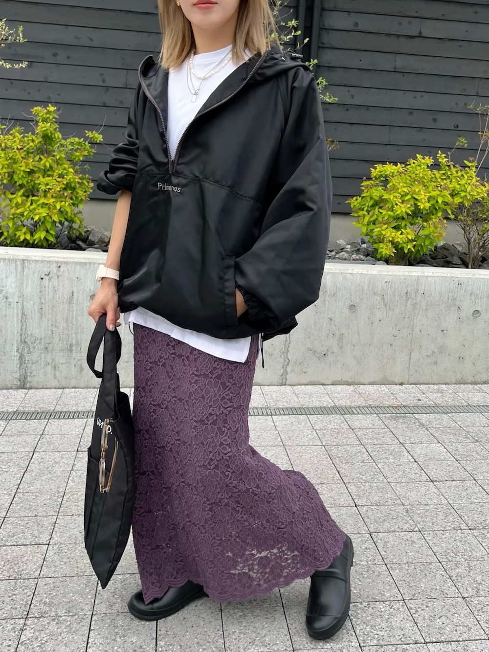 「FUDGEBOYのトラッドスタイル、Onitsuka Tiger、マウンテンパーカー、雨の日コーデ、カジュアルコーデ、スニーカーコーデ、厚底シューズ、モノトーン、大人カジュアル、アウトドアスタイル、UN3D.、スニーカー、primaras、レインブーツ、デニムっていいよね」｜「Onitsuka TigerのDENTIGRE LS（スニーカー、ホワイト系）」を使った、Rie_eさん（レディース・154cm）の春コーディネートの5枚目の写真