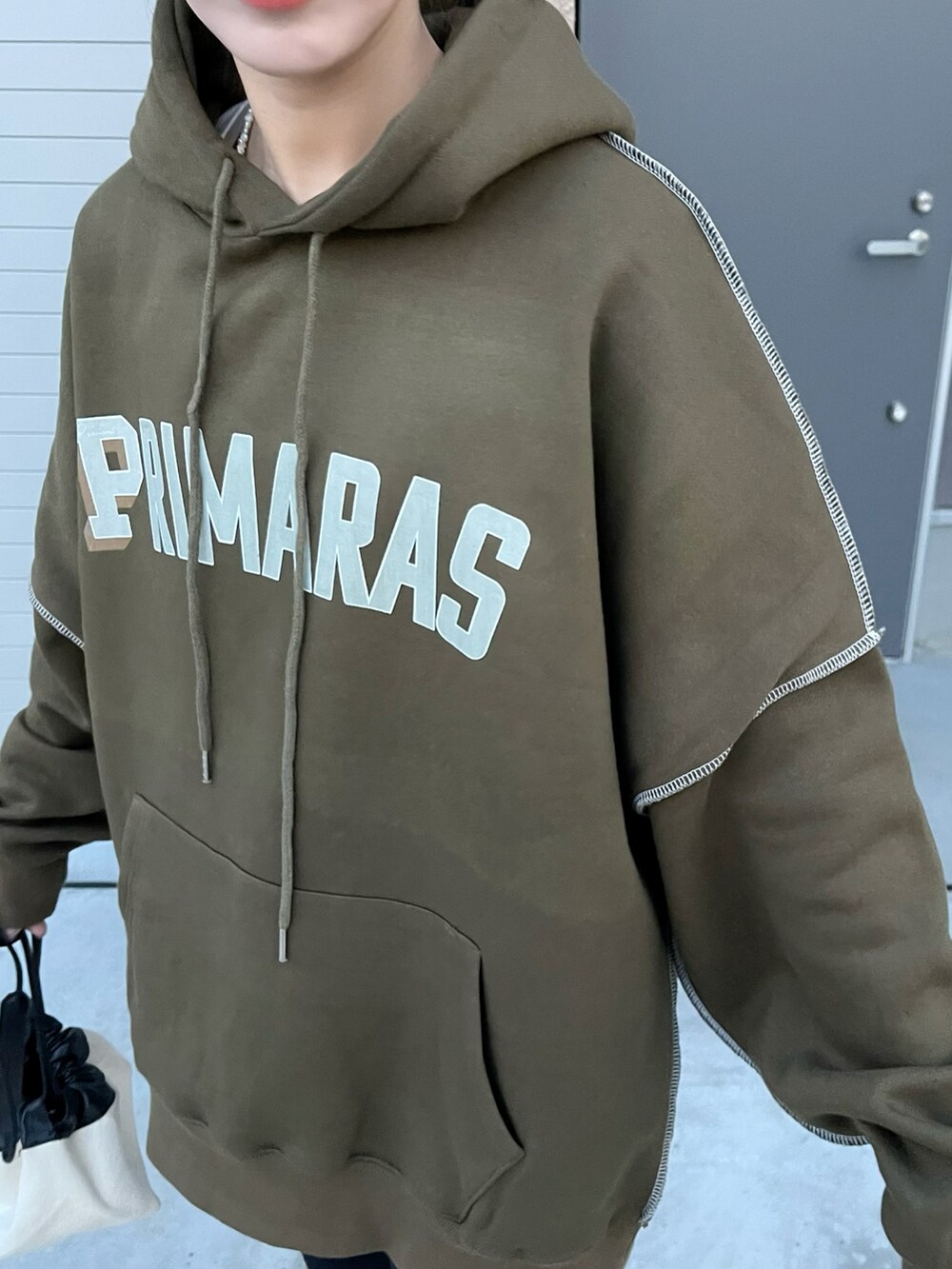 ブラック系のパーカー、ブラック系のその他パンツ、ブラック系のブーツを着用したレディースの秋コーディネートの5枚目の写真