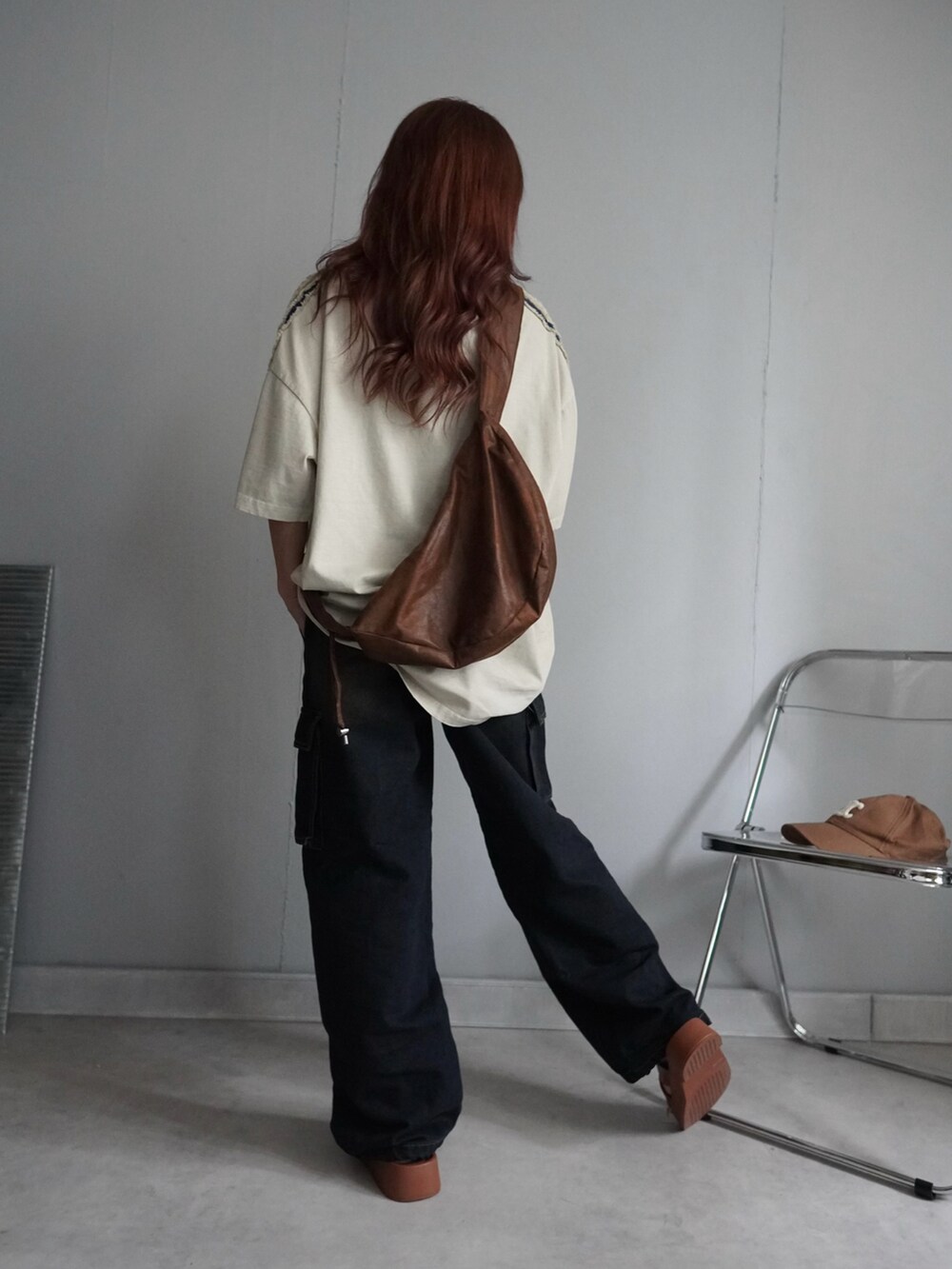 ブルー系のデニムパンツ、ベージュ系のTシャツ/カットソーを着用したレディースの春コーディネートの5枚目の写真