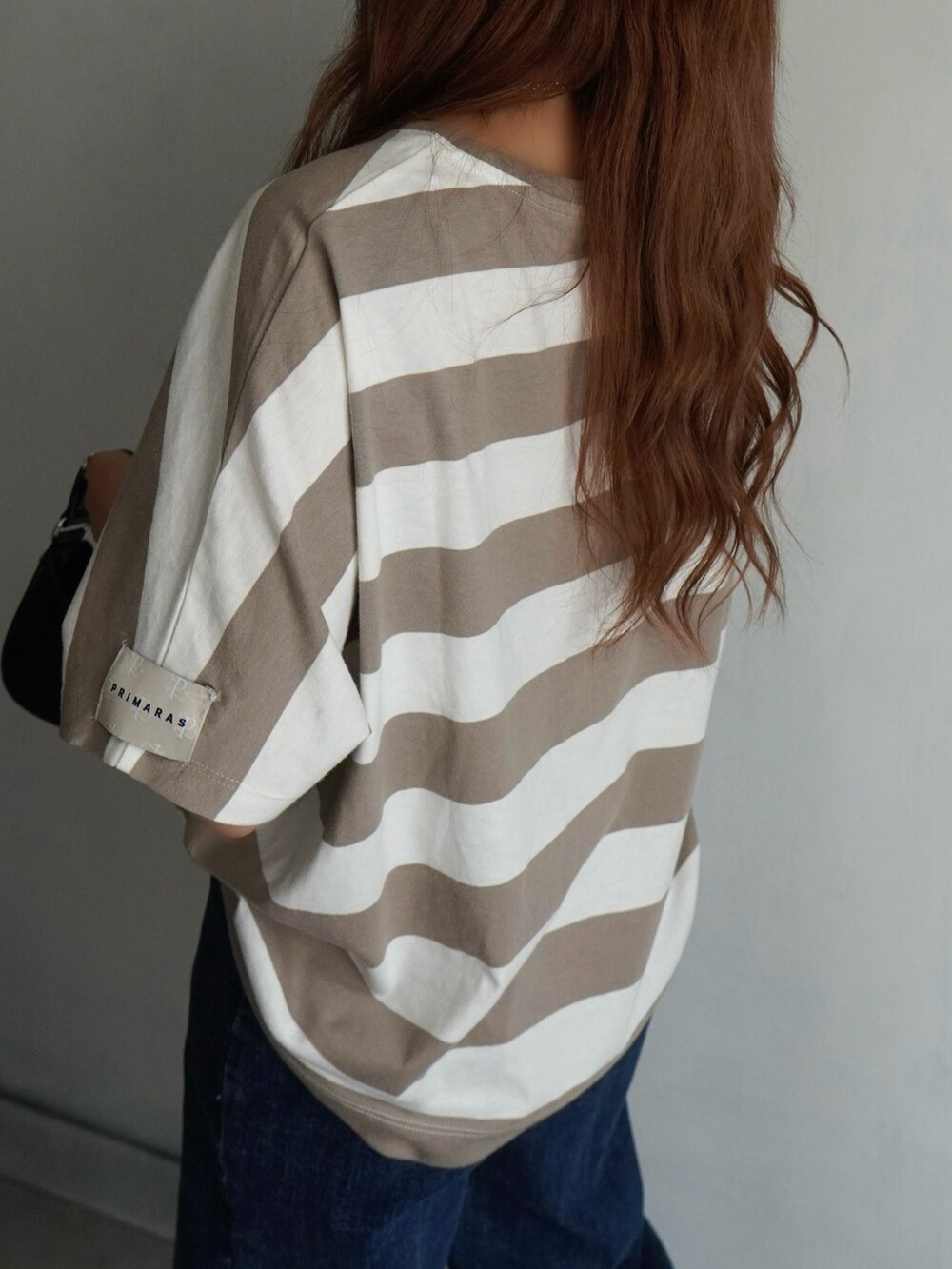 ブルー系のデニムパンツ、シルバー系のスニーカー、ブルー系のTシャツ/カットソーを着用したレディースの夏コーディネートの4枚目の写真