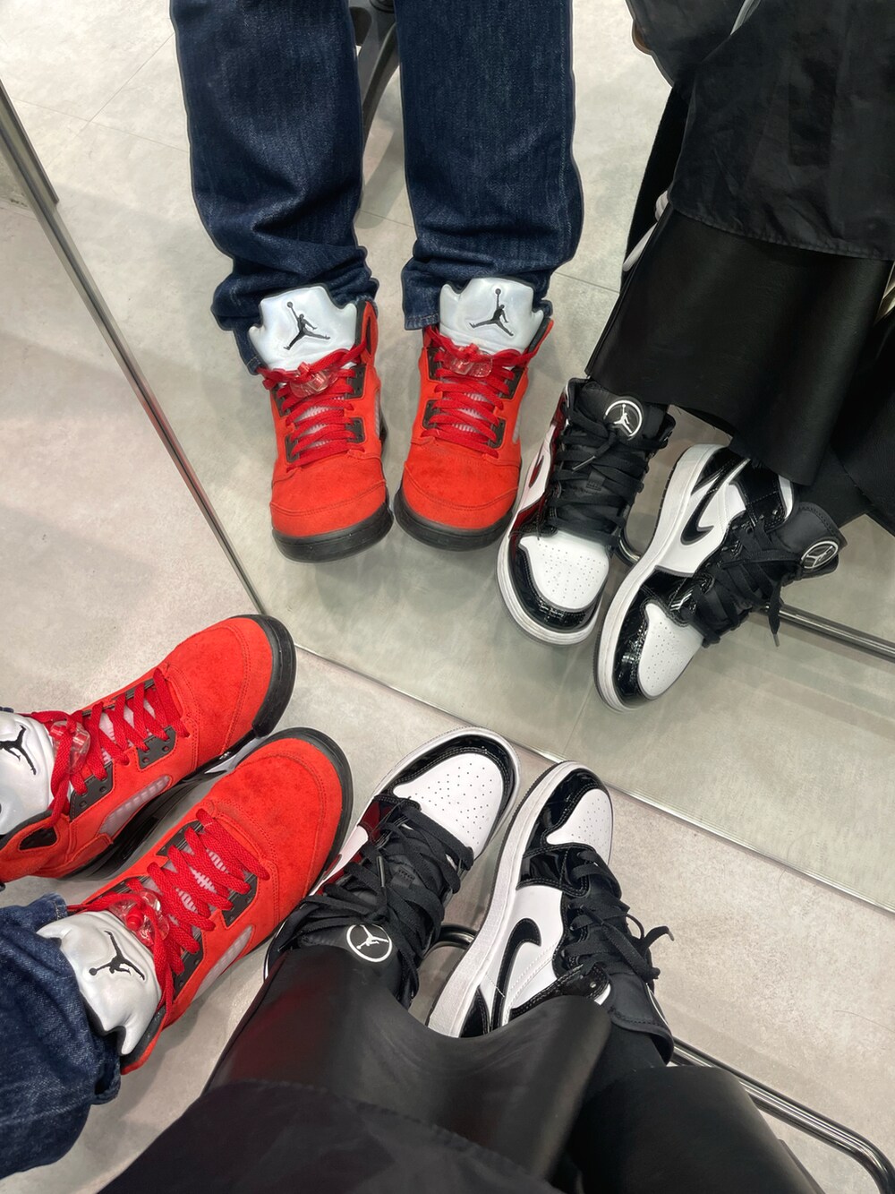 「NIKE、休日コーデ、パンツスタイル、レイヤードスタイル、ワンピーススタイル、スニーカーコーデ、スニーカー、スニーカー好きと繋がりたい、大人カジュアル、primaras、スニーカー女子、ボアベスト、モノトーン、Jordan、ナイキスニーカー」｜「primarasのアイテム（ワンピース、ブラック系）」を使った、Rie_eさん（レディース・154cm）の冬コーディネートの4枚目の写真