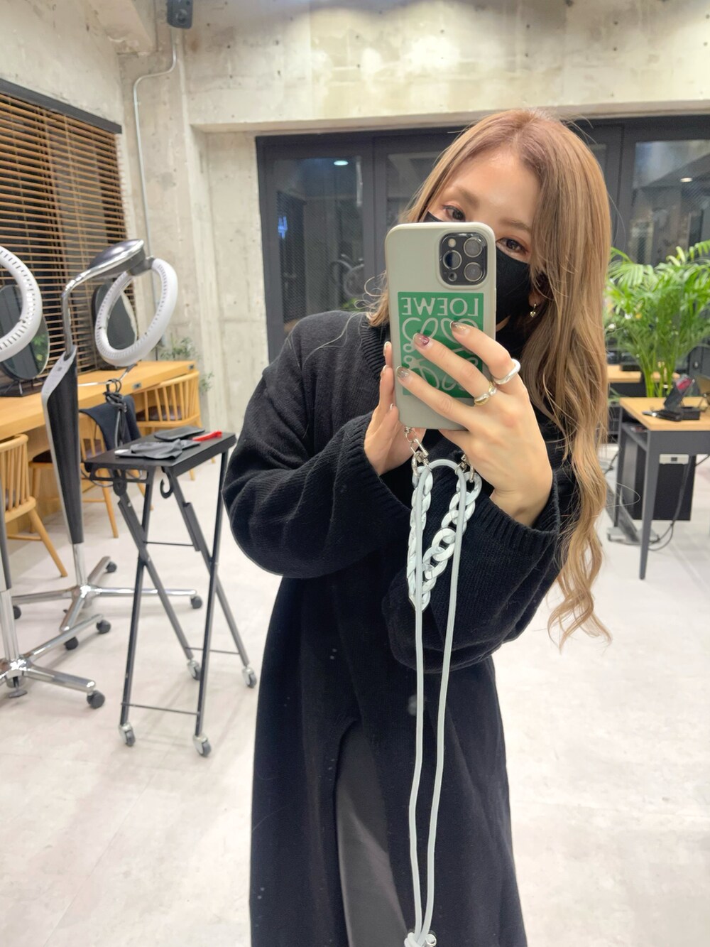 「NIKE、休日コーデ、パンツスタイル、レイヤードスタイル、ワンピーススタイル、スニーカーコーデ、スニーカー、スニーカー好きと繋がりたい、大人カジュアル、primaras、スニーカー女子、ボアベスト、モノトーン、Jordan、ナイキスニーカー」｜「primarasのアイテム（ワンピース、ブラック系）」を使った、Rie_eさん（レディース・154cm）の冬コーディネートの3枚目の写真