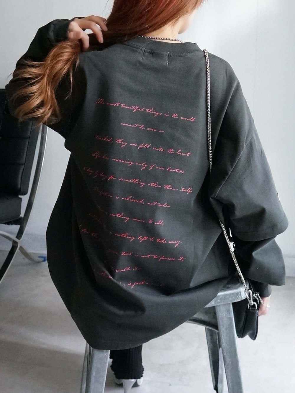「レイヤード、レイヤードトップス、春服みてみて、春服コーデ、ストリートコーデ、ストリートMIX、カジュアルストリート、ストリート女子、ユニセックス、オーバーサイズ、ビッグシルエット、メガネ女子、スニーカーサンダル、シルバーシューズ、サングラス」｜「primarasのアイテム（Tシャツ/カットソー、グレー系）」を使った、Rie_eさん（レディース・154cm）の春コーディネートの4枚目の写真