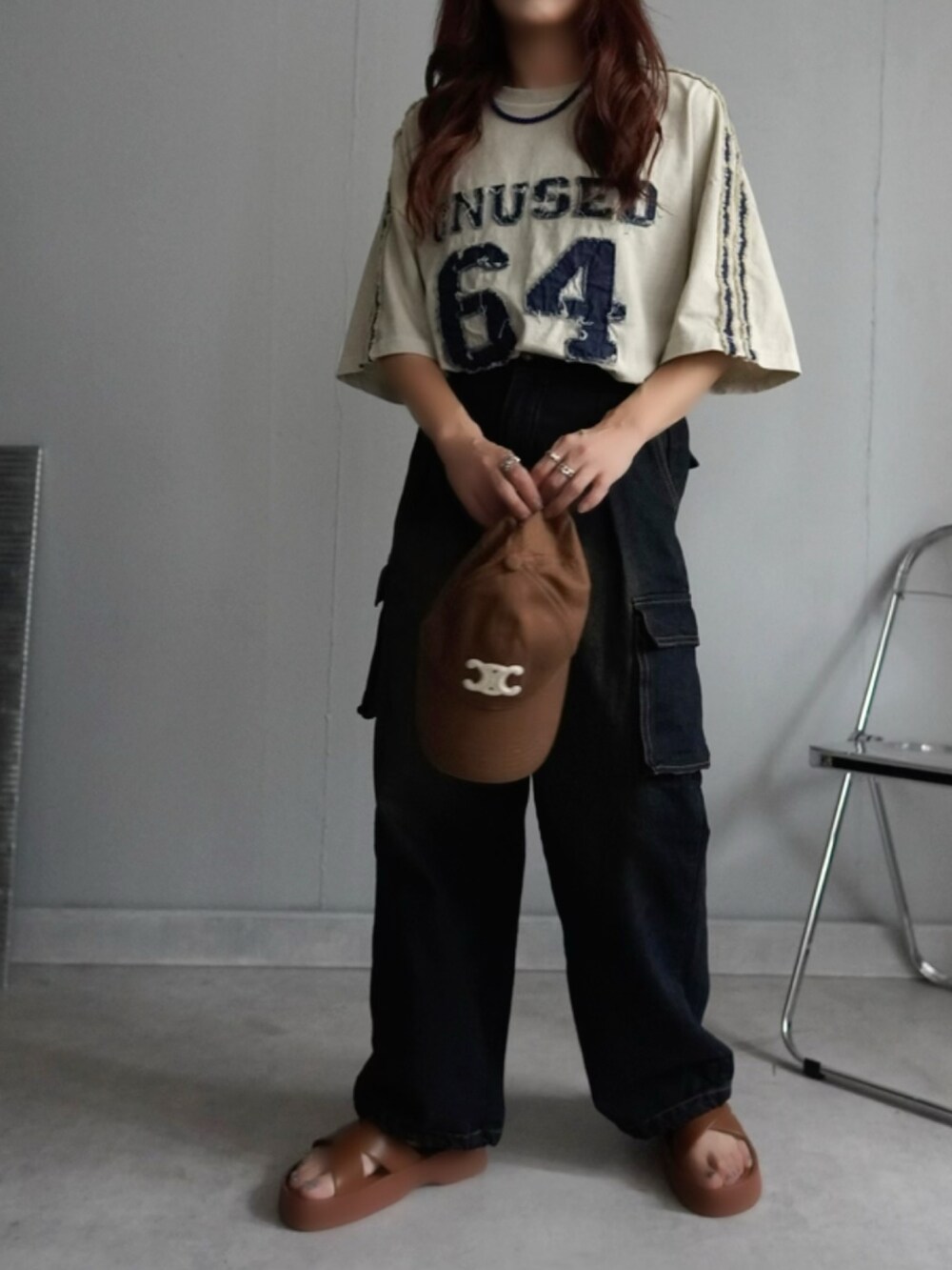 ブルー系のデニムパンツ、ベージュ系のTシャツ/カットソーを着用したレディースの春コーディネートの3枚目の写真