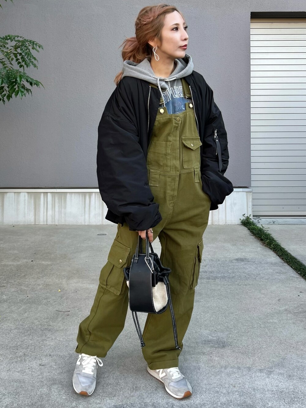 グリーン系のサロペット/オーバーオール、グレー系のスニーカー、グレー系のパーカーを着用したレディースの秋コーディネートの2枚目の写真