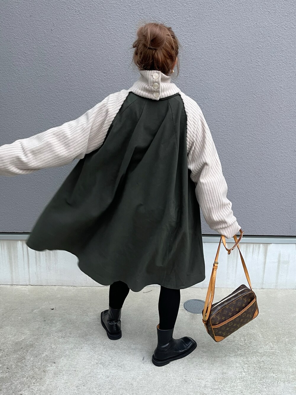 「ニット、ブーツ、ベージュ、冬コーデ、レイヤードスタイル、大人カジュアル、大人コーデ、冬、ハイネックニット、きれいめカジュアル、カジュアルコーデ、おだんごヘアー、ニット/セーター、LouisVuitton」｜「primarasのアイテム（ニット/セーター、ベージュ系）」を使った、Rie_eさん（レディース・154cm）の秋コーディネートの5枚目の写真