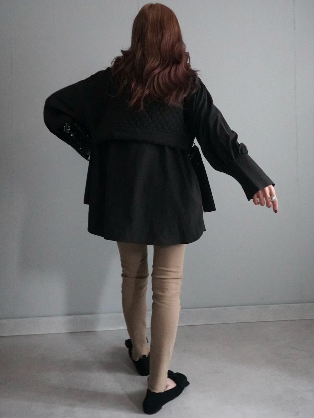 「primaras、スキニーデニム、スキニーコーデ、スキニージーンズ、スキニーパンツ、スキニー、ブラウス×デニム、キレイめカジュアル、着回し抜群、フリルブラウス、ブラウンパンツ、ブラウンコーデ、美脚効果、脚長効果、ユニセックスブランド」｜「primarasのアイテム（シャツ/ブラウス、ホワイト系）」を使った、Rie_eさん（レディース・154cm）の冬コーディネートの5枚目の写真