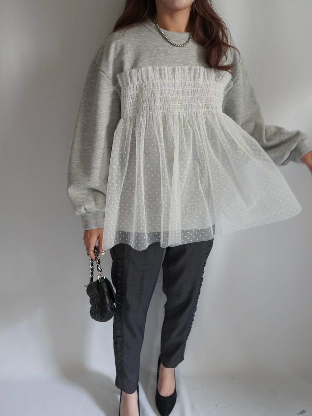 グレー系のシャツ/ブラウス、グレー系のデニムパンツ、ブルー系のデニムパンツを着用したレディースの冬コーディネートの3枚目の写真