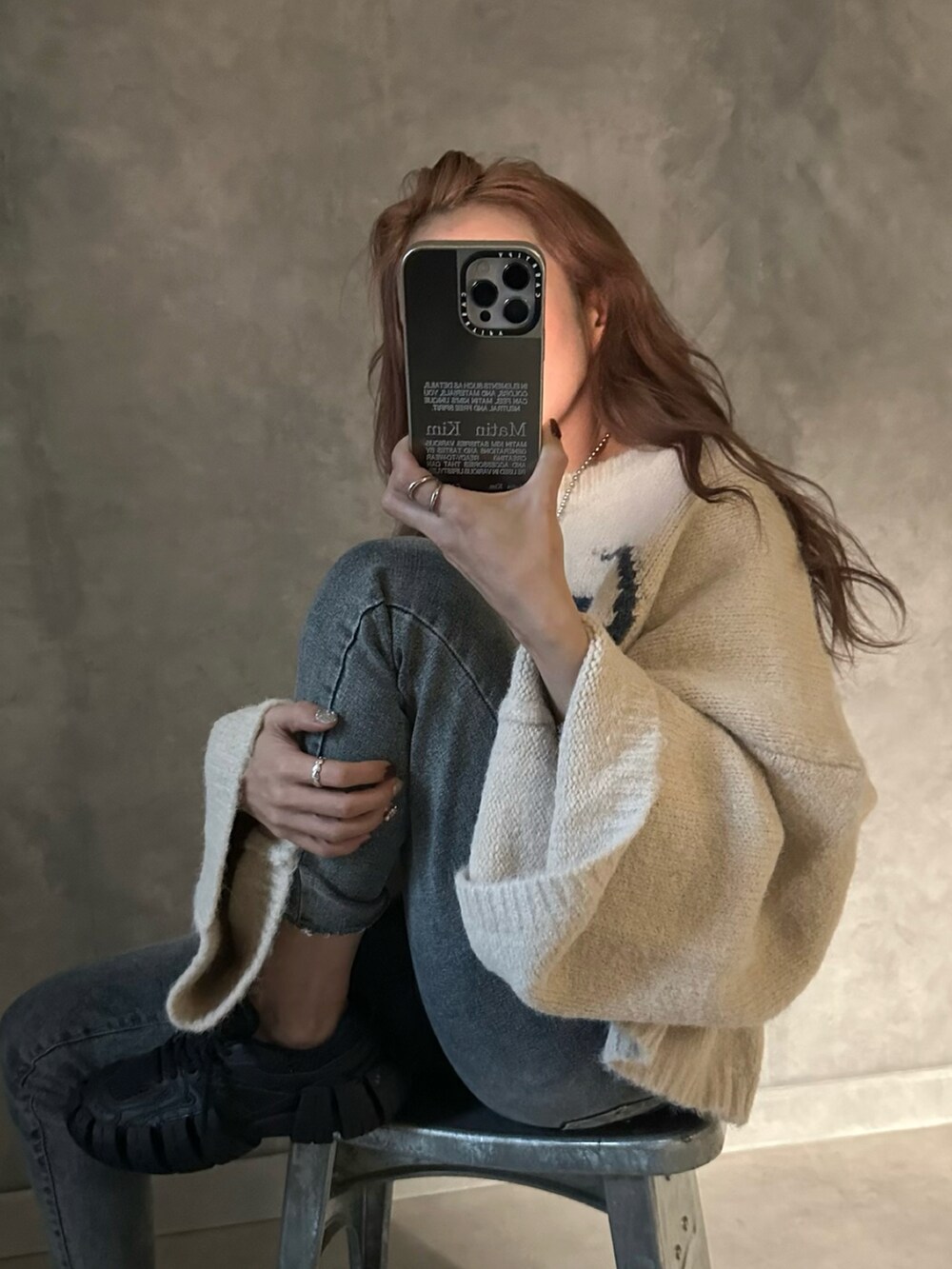 ブラック系のダウンベスト、ブラック系のTシャツ/カットソー、グレー系のセットアップを着用したレディースの冬コーディネートの4枚目の写真