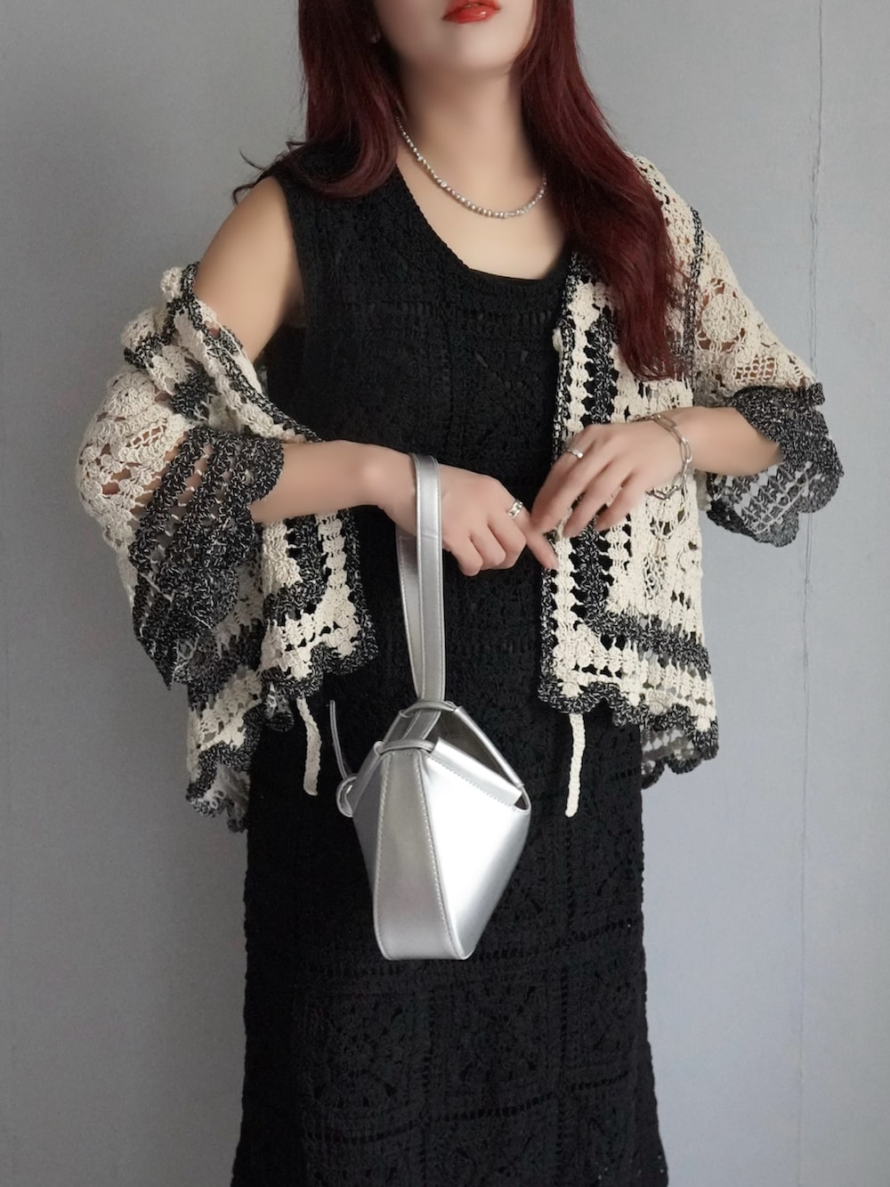 ブラック系のサンダル、ブラック系のワンピース、ブラック系のカーディガン/ボレロを着用したレディースの夏コーディネートの5枚目の写真