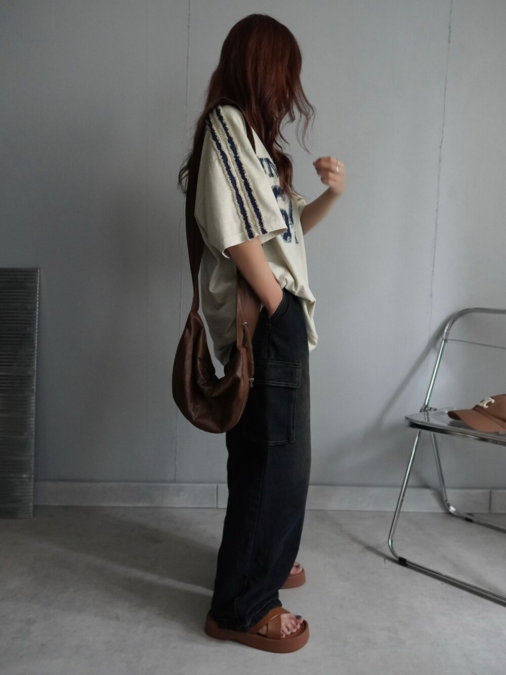 ブルー系のデニムパンツ、ベージュ系のTシャツ/カットソーを着用したレディースの春コーディネートの4枚目の写真