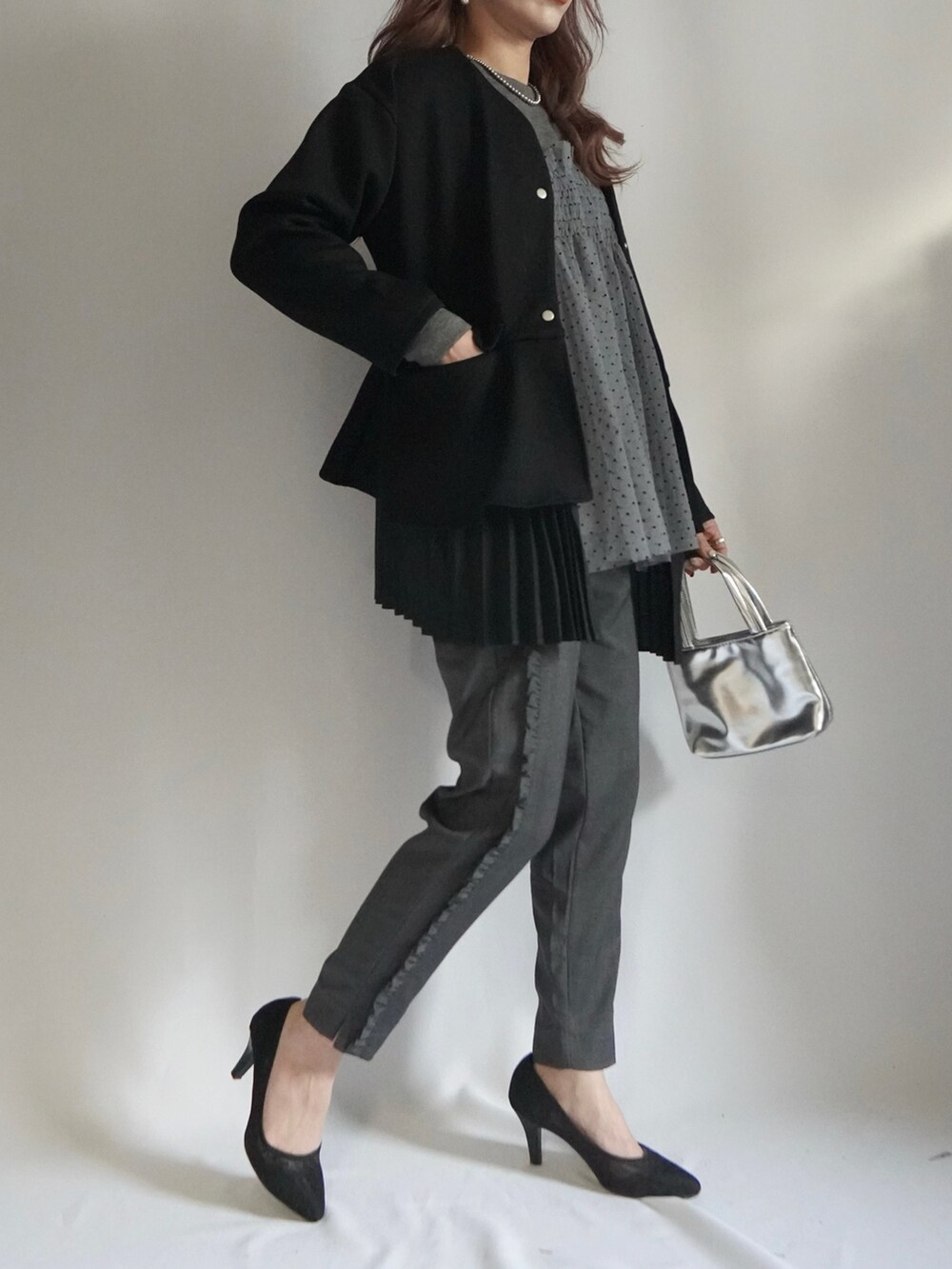 グレー系のシャツ/ブラウス、グレー系のデニムパンツ、ブルー系のデニムパンツを着用したレディースの冬コーディネートの5枚目の写真