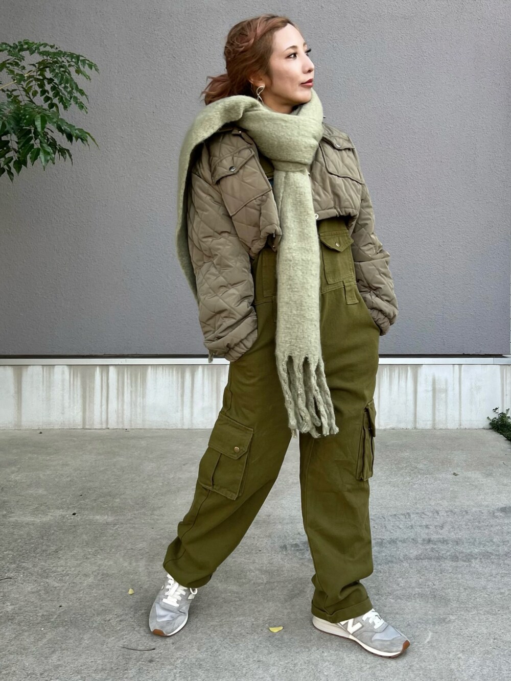 グリーン系のサロペット/オーバーオール、グレー系のスニーカー、グレー系のパーカーを着用したレディースの秋コーディネートの3枚目の写真