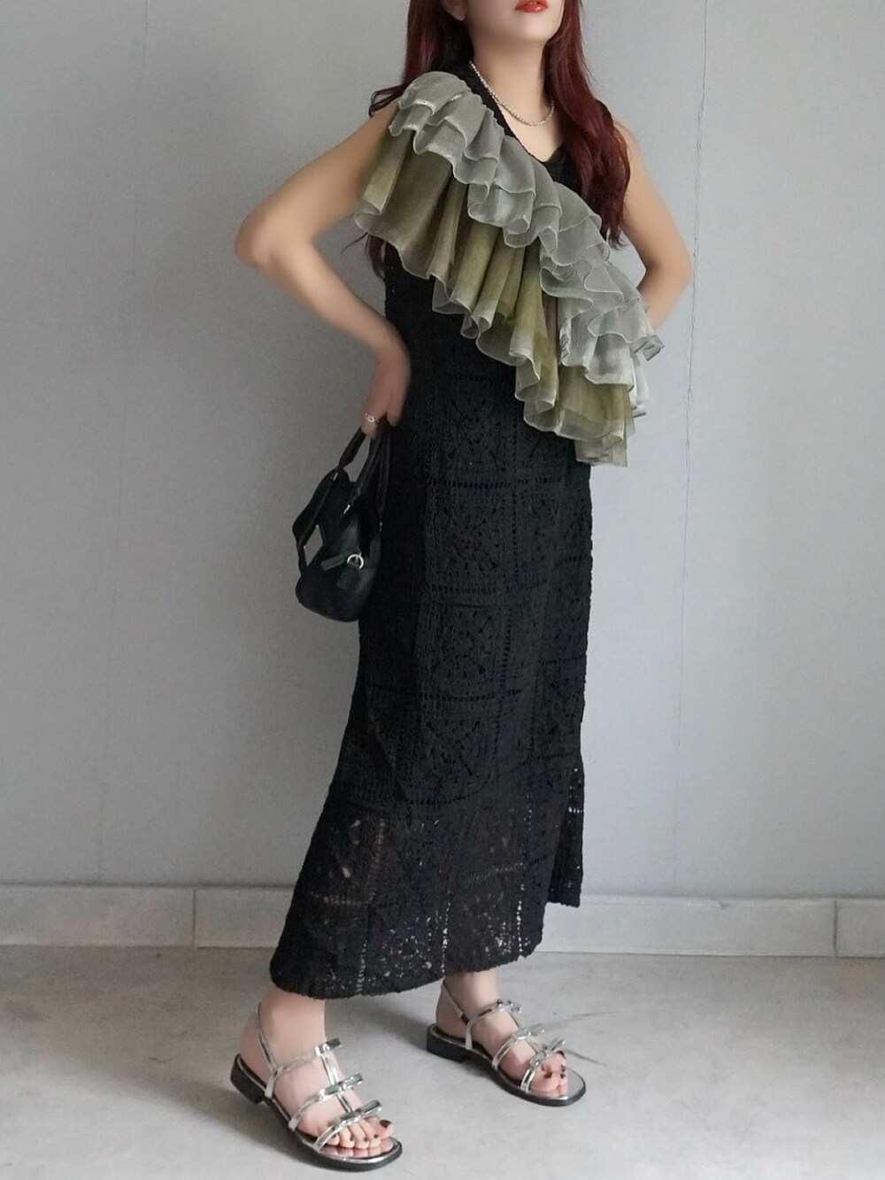 ブラック系のサンダル、ブラック系のワンピース、ブラック系のカーディガン/ボレロを着用したレディースの夏コーディネートの4枚目の写真