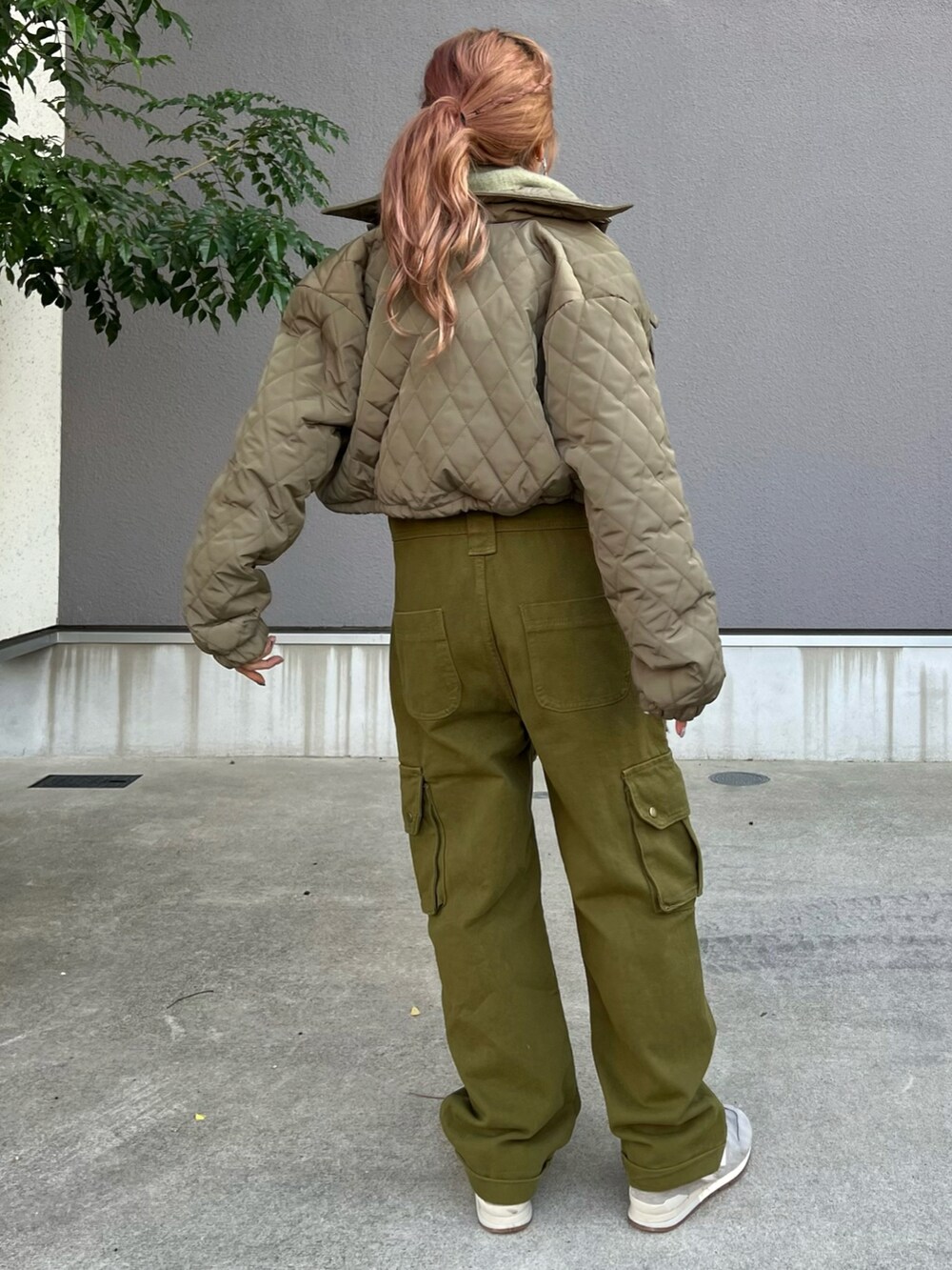 グリーン系のサロペット/オーバーオール、グレー系のスニーカー、グレー系のパーカーを着用したレディースの秋コーディネートの5枚目の写真