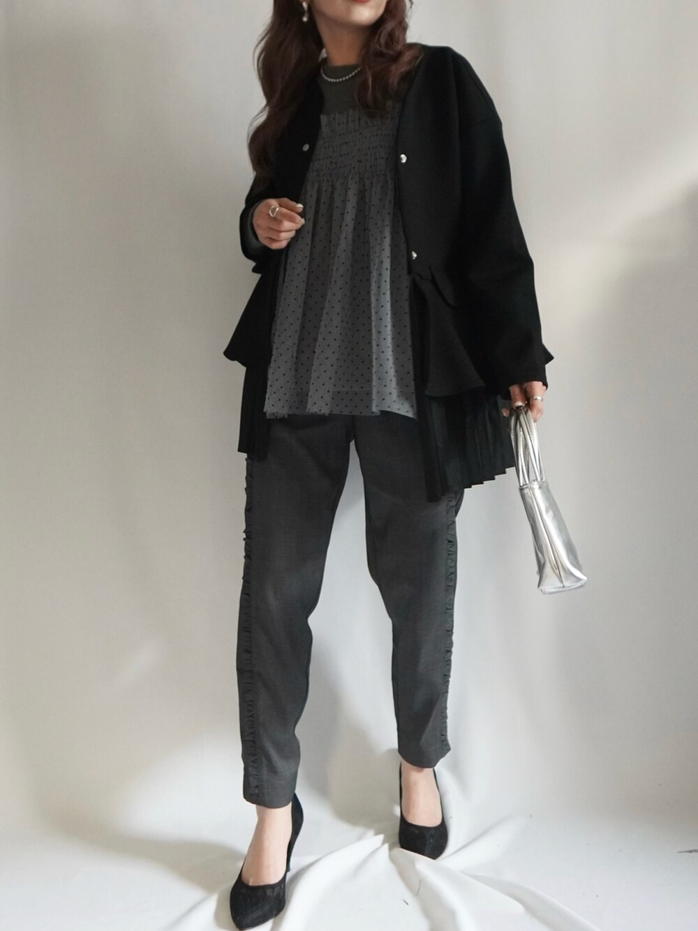 グレー系のシャツ/ブラウス、グレー系のデニムパンツ、ブルー系のデニムパンツを着用したレディースの冬コーディネートの4枚目の写真